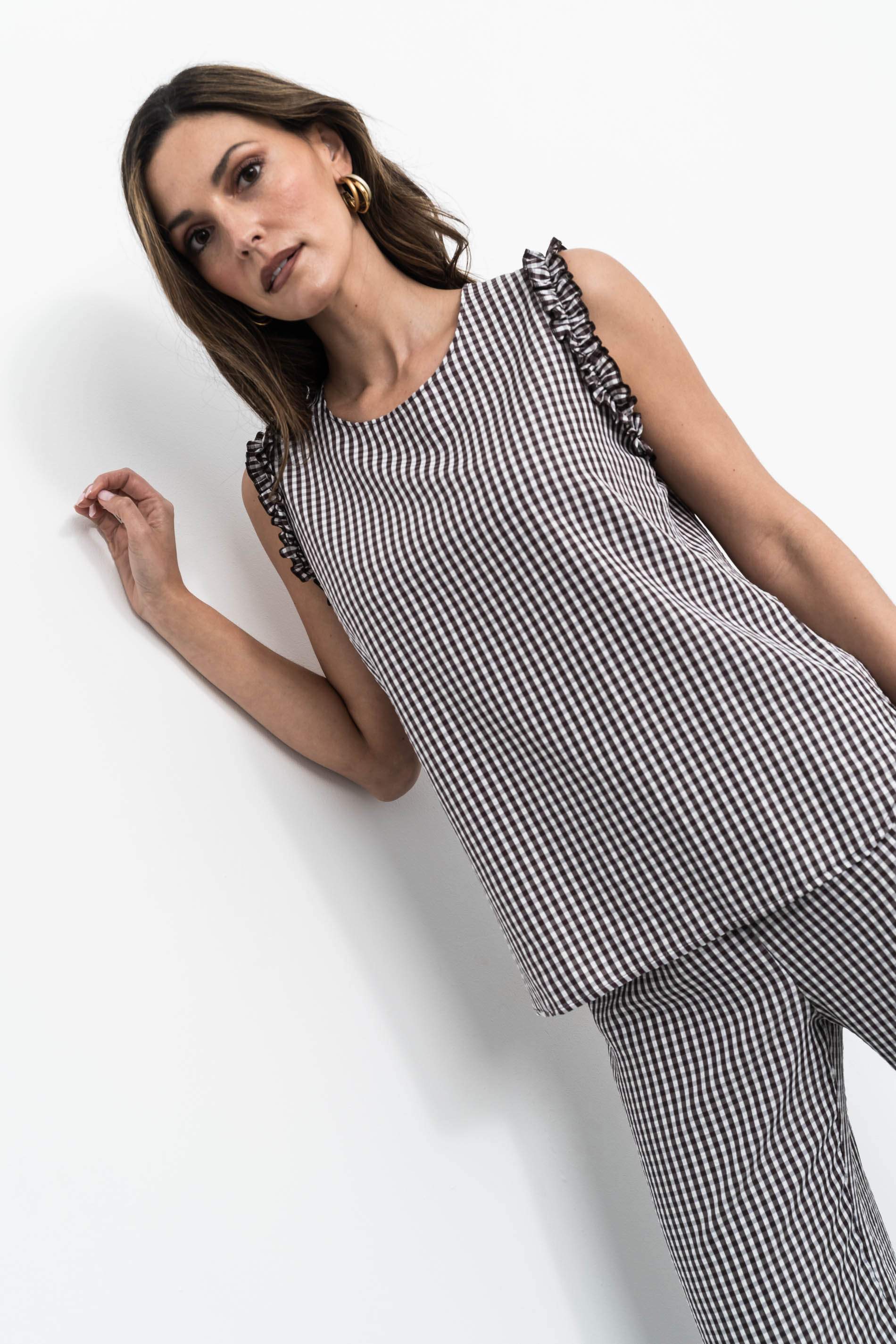 BLUSA CUADRITOS VOLANTE SISA CHOCOLATE