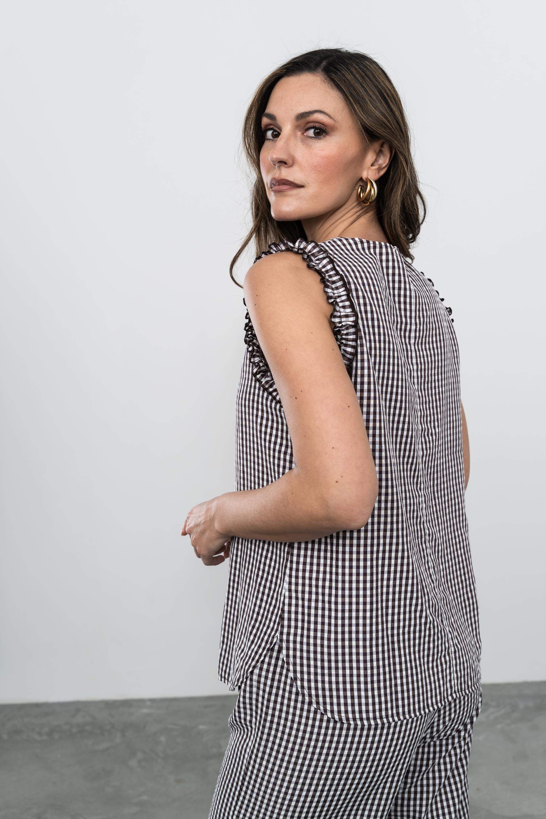 BLUSA CUADRITOS VOLANTE SISA CHOCOLATE