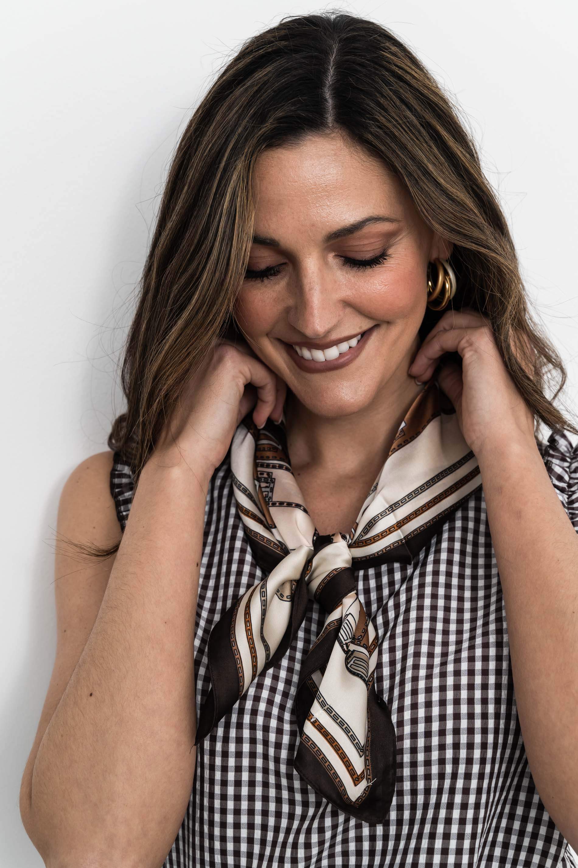 BLUSA CUADRITOS VOLANTE SISA CHOCOLATE