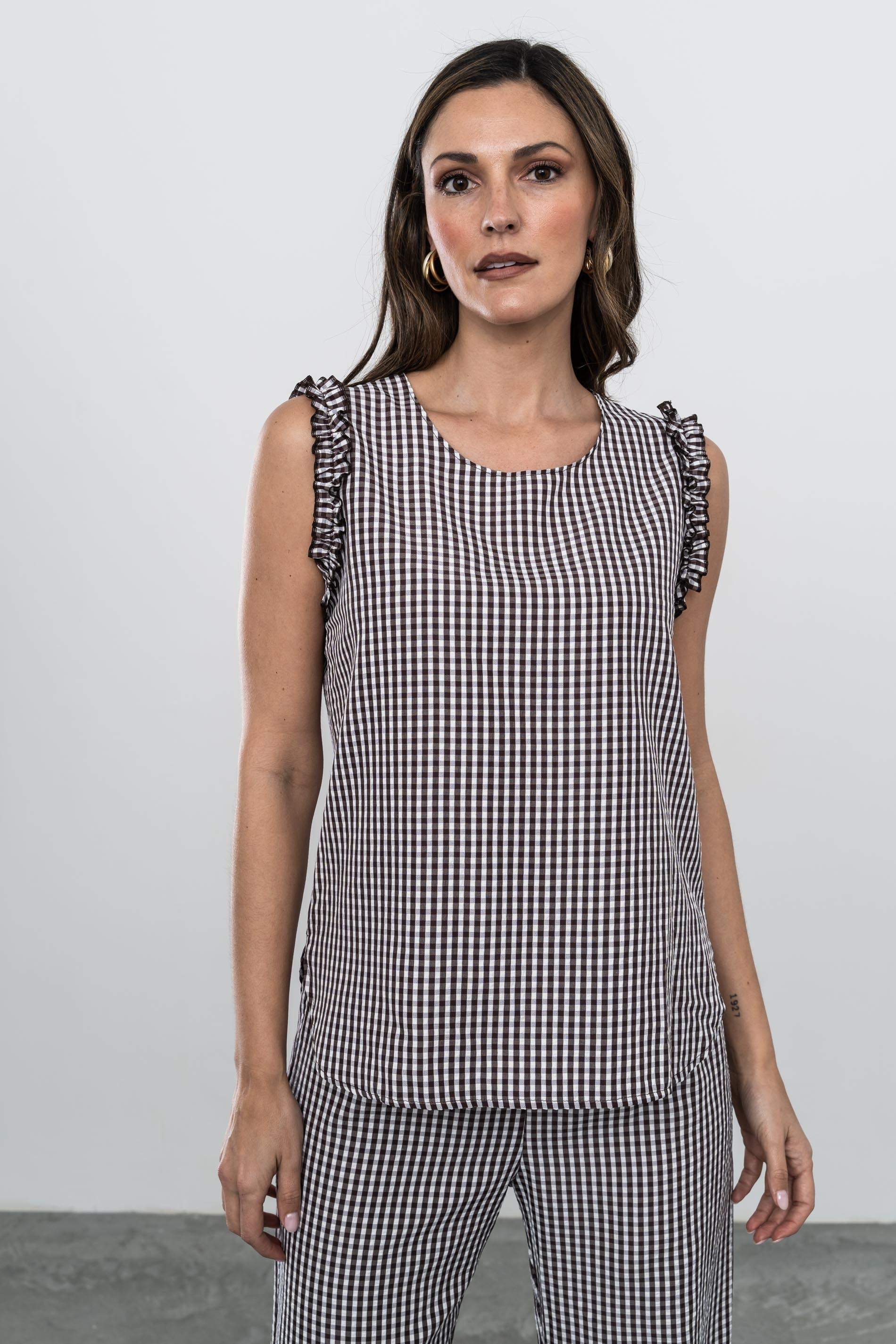 BLUSA CUADRITOS VOLANTE SISA CHOCOLATE