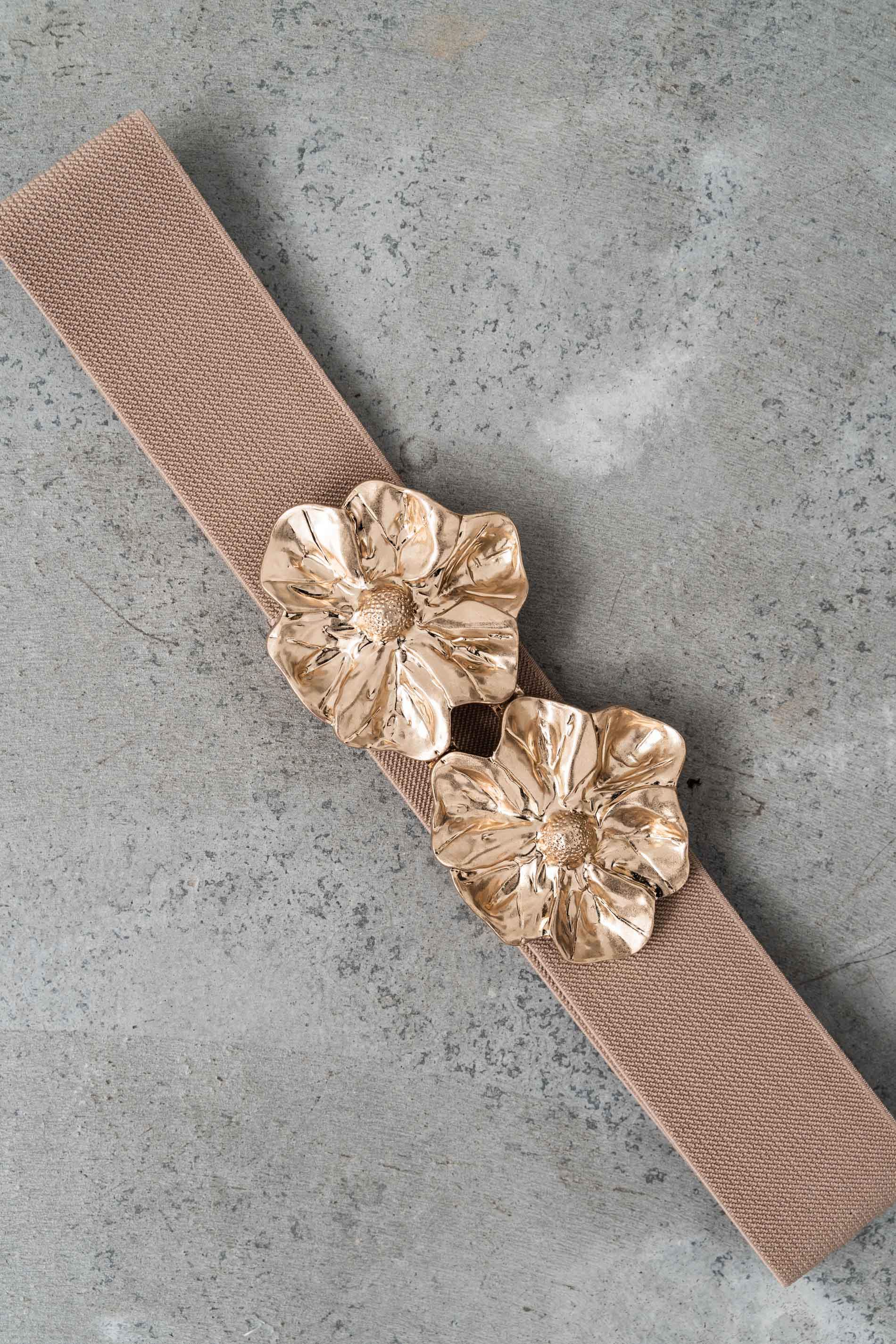 CINTURÓN ELÁSTICO FLOR METAL CAMEL