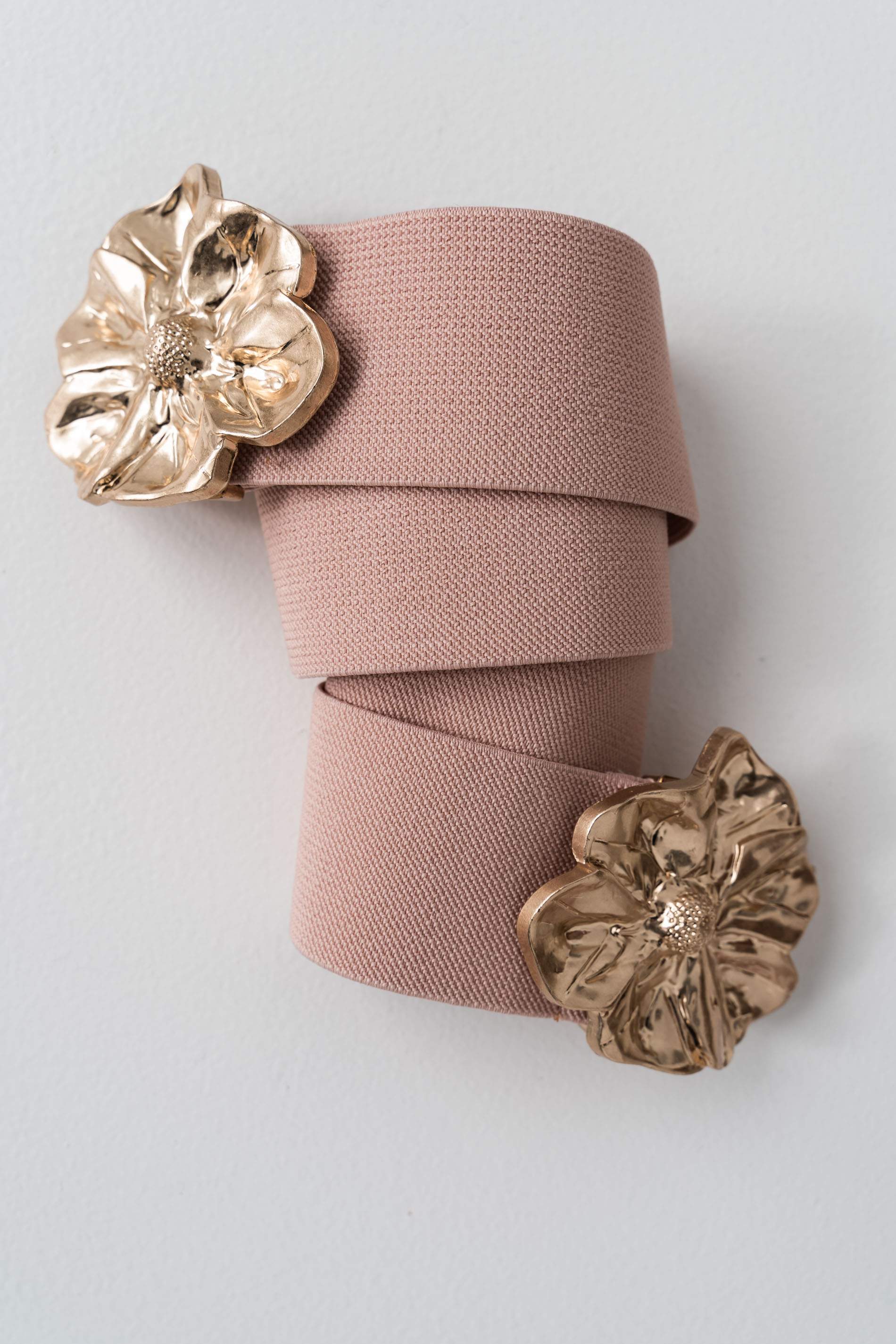 CINTURÓN ELÁSTICO FLOR METAL NUDE