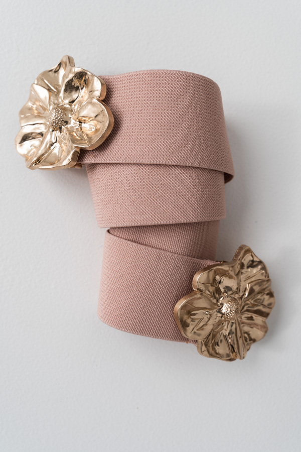 CINTURÓN ELÁSTICO FLOR METAL NUDE