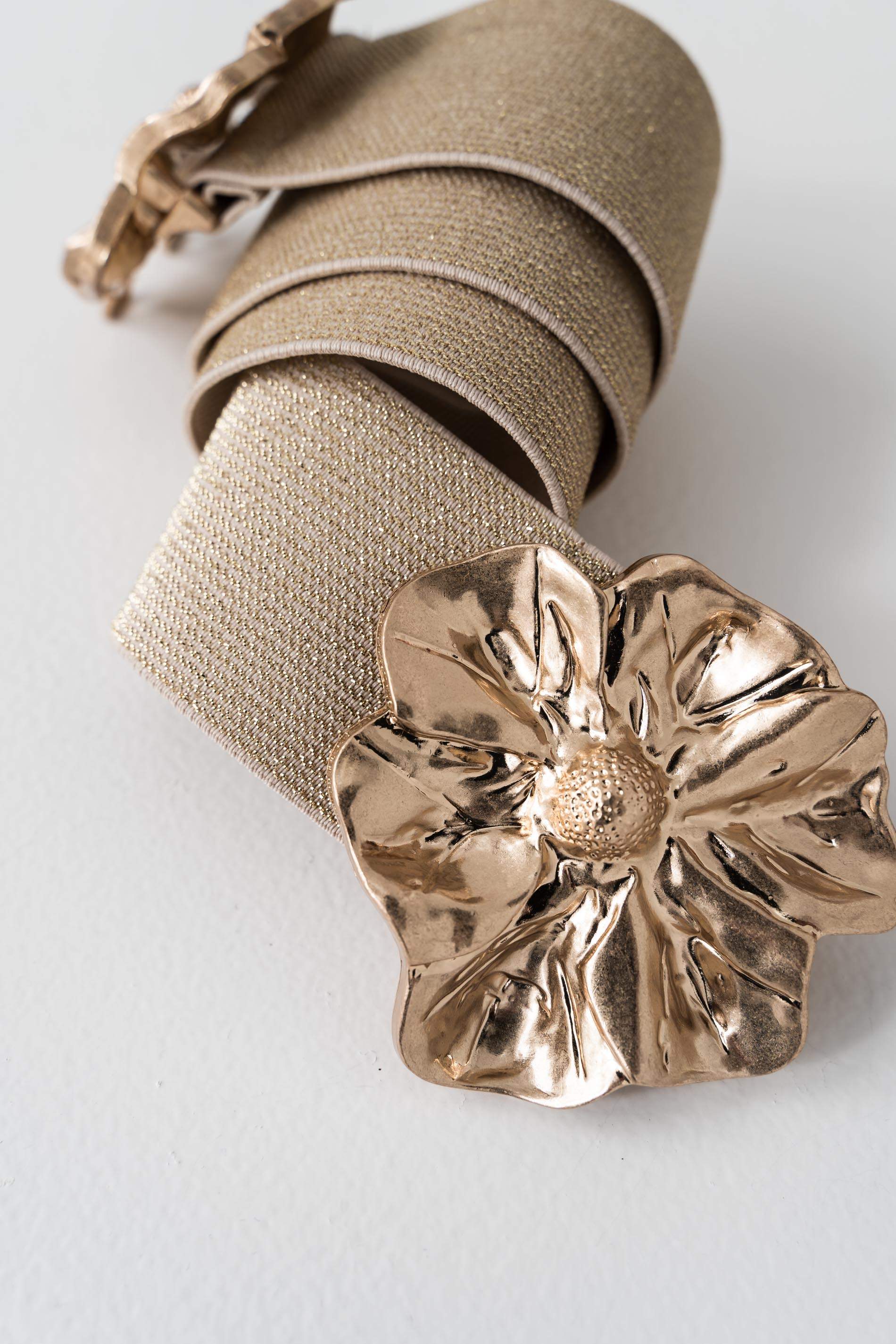 CINTURÓN ELÁSTICO FLOR METAL ORO