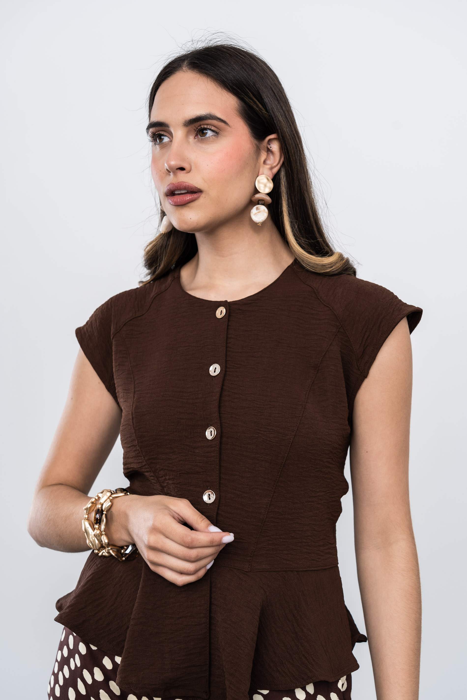 BLUSA BOTONES CAPA CHOCOLATE