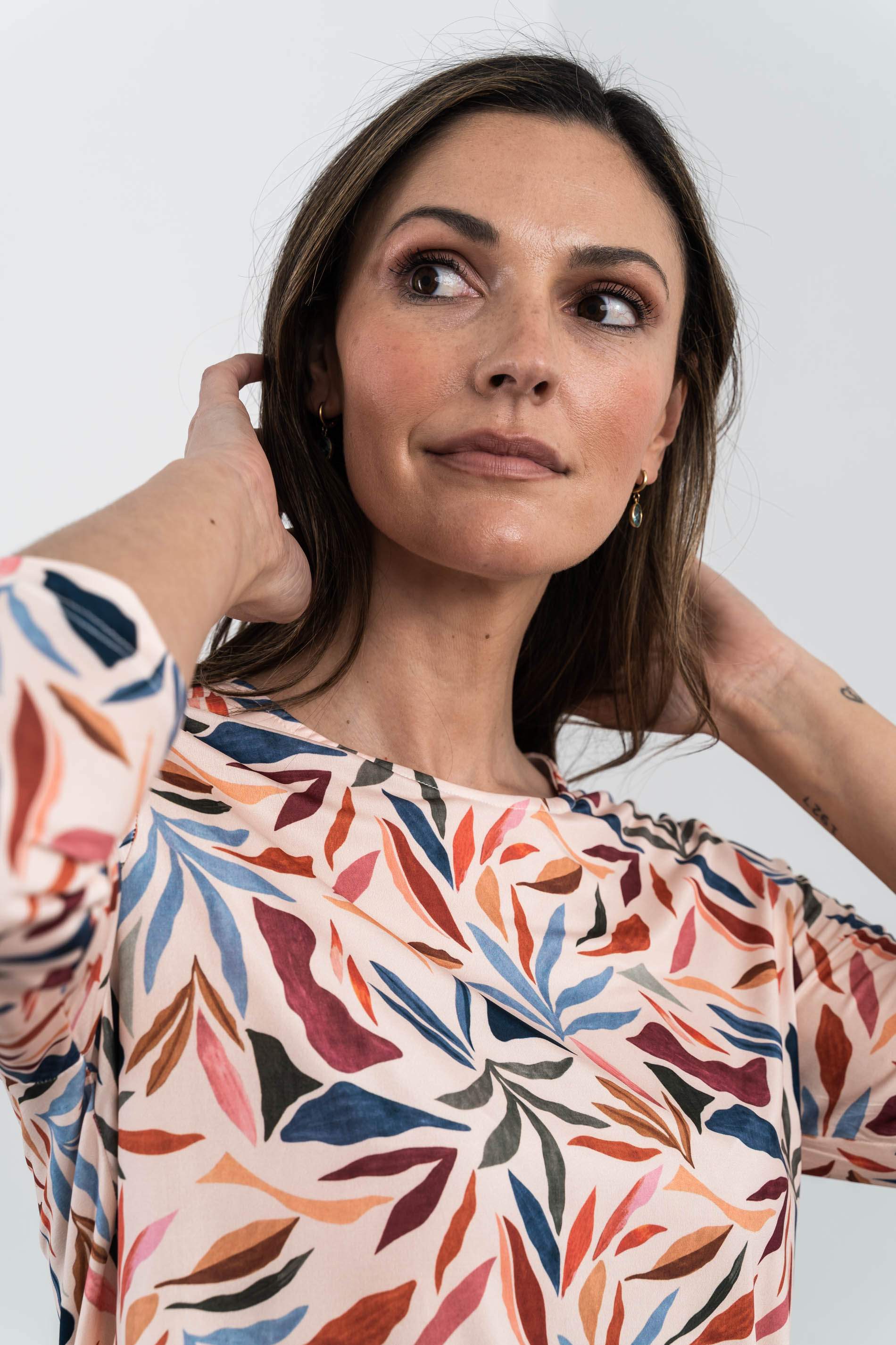 CAMISETA HOJAS COLOR BEIGE