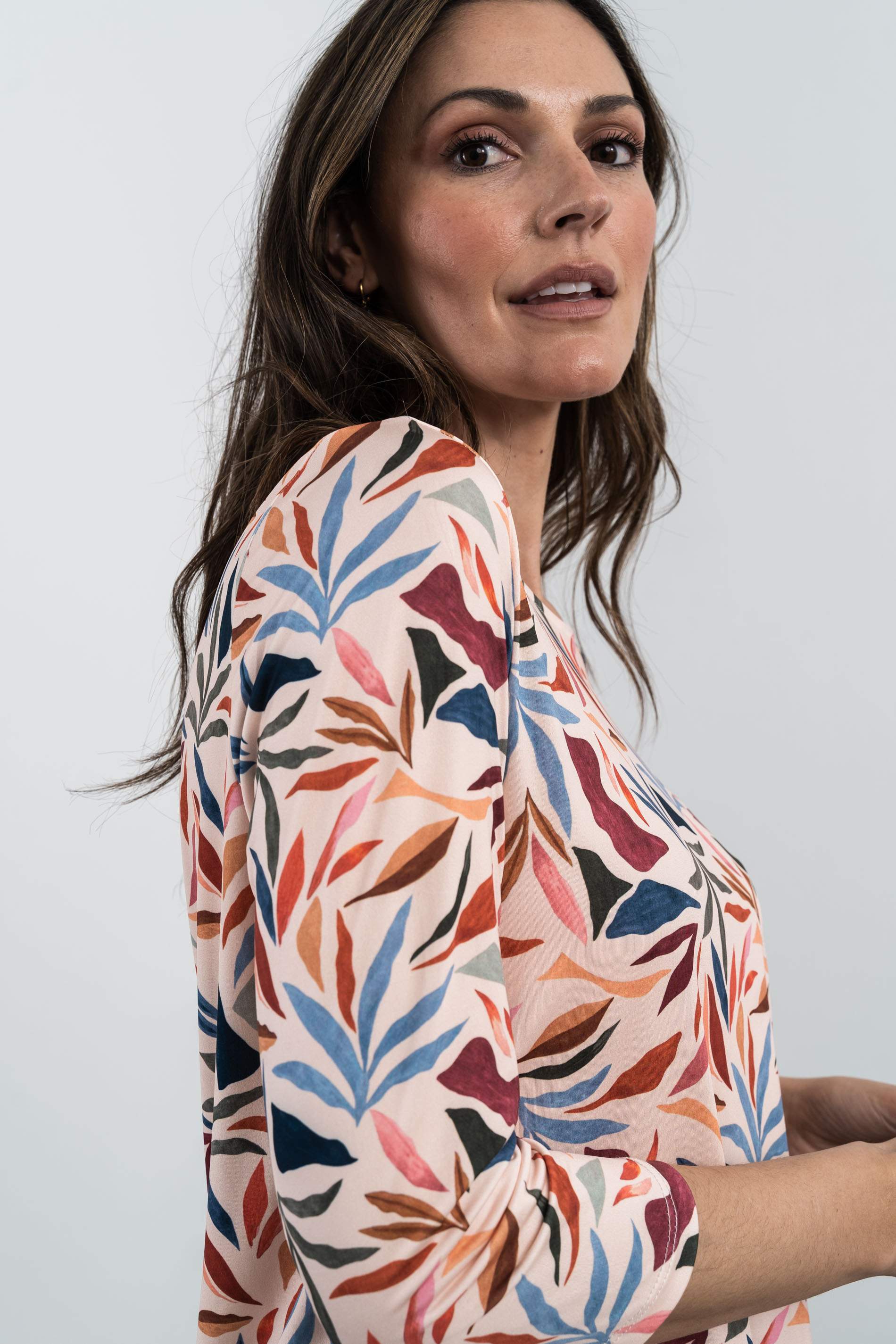 CAMISETA HOJAS COLOR BEIGE