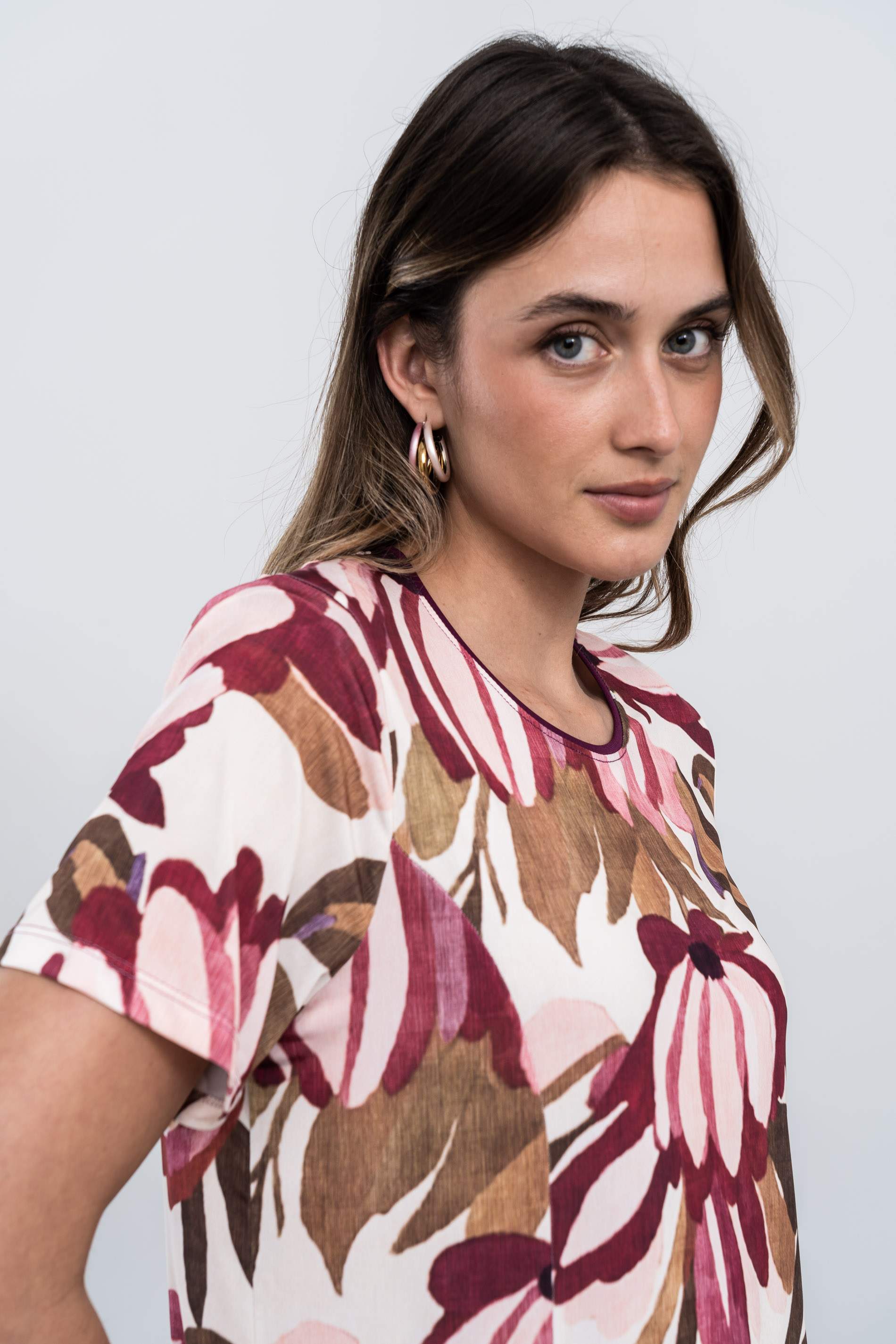 CAMISETA ABERTURAS FLORAL