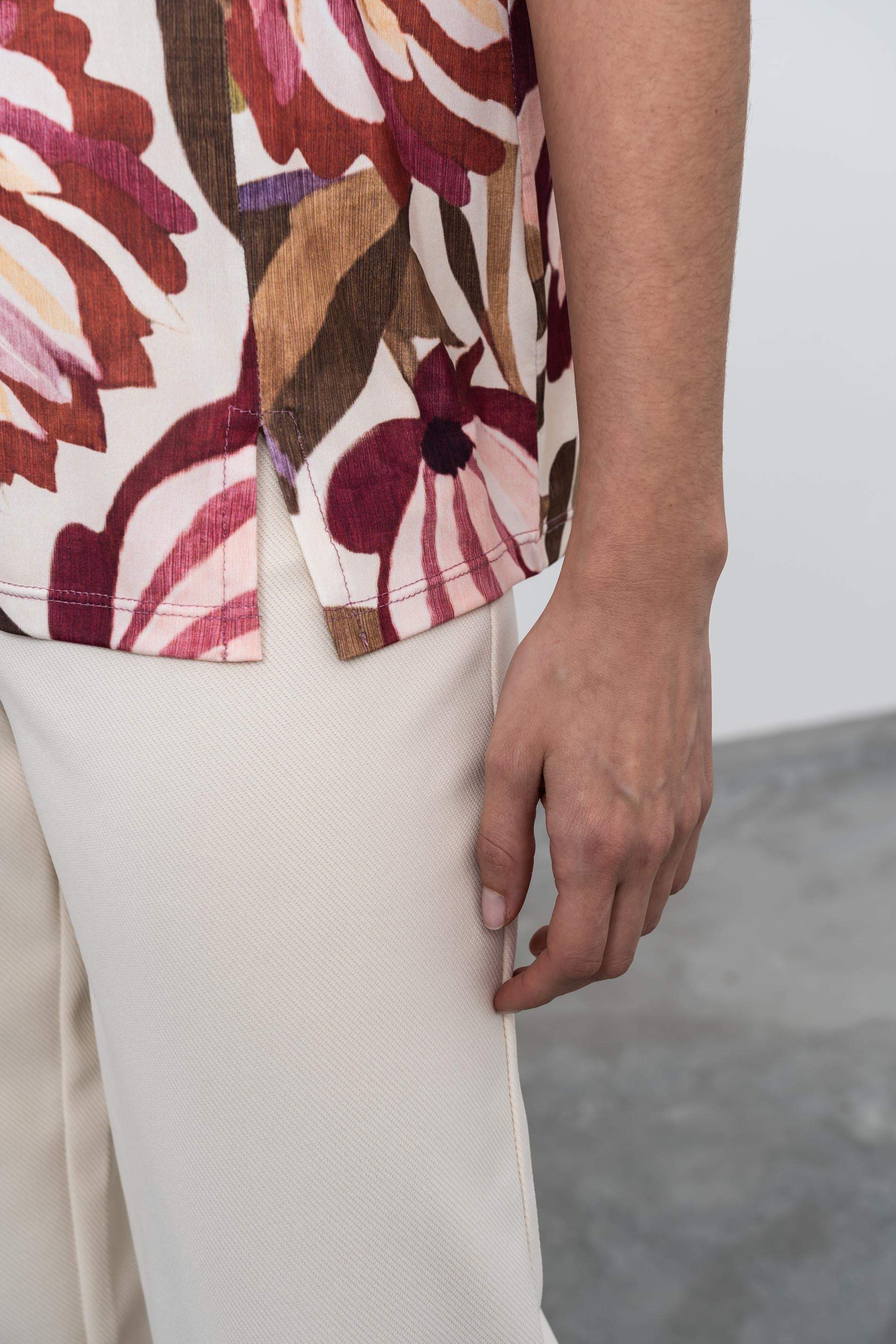 CAMISETA ABERTURAS FLORAL