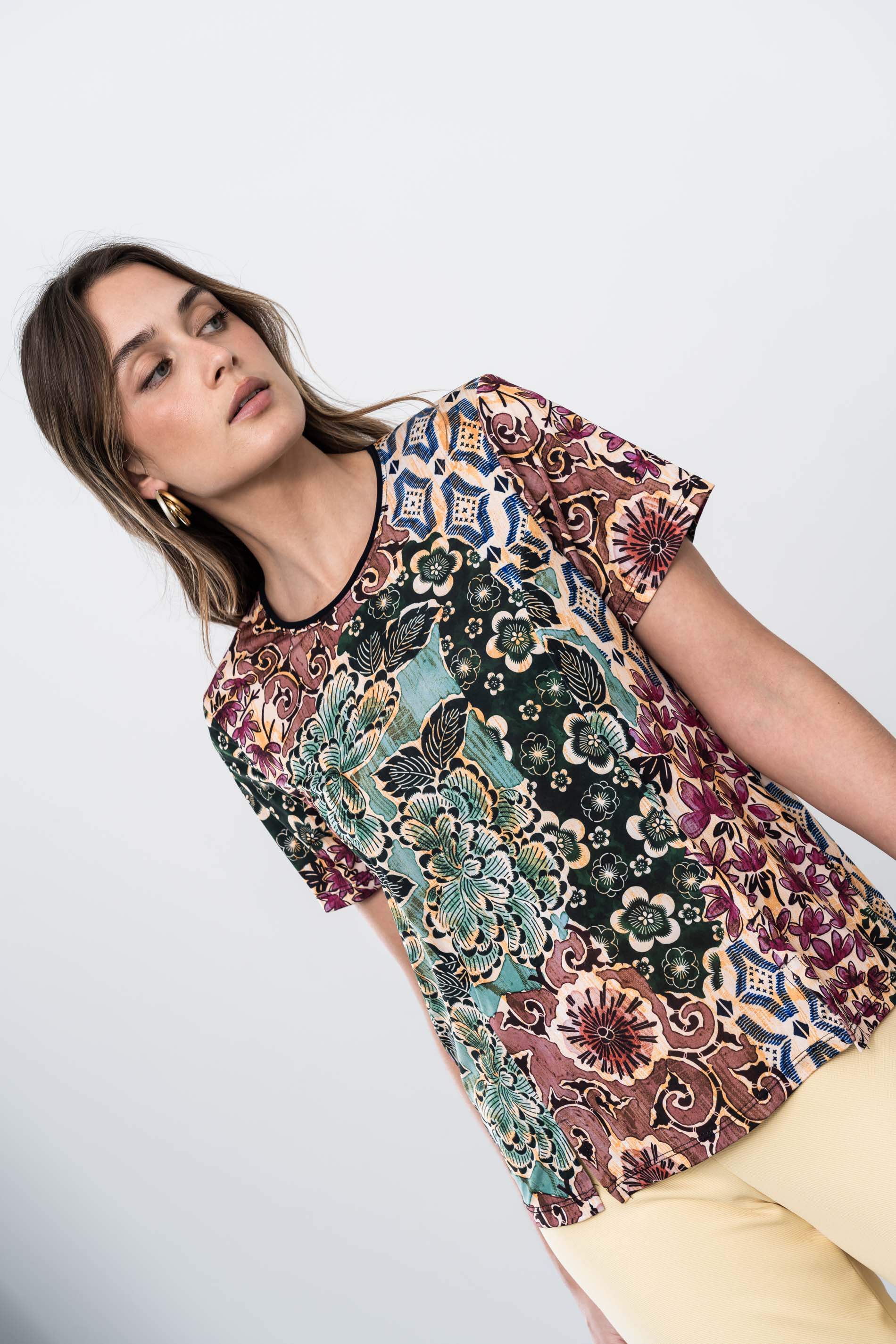 CAMISETA ABERTURAS FLORES 