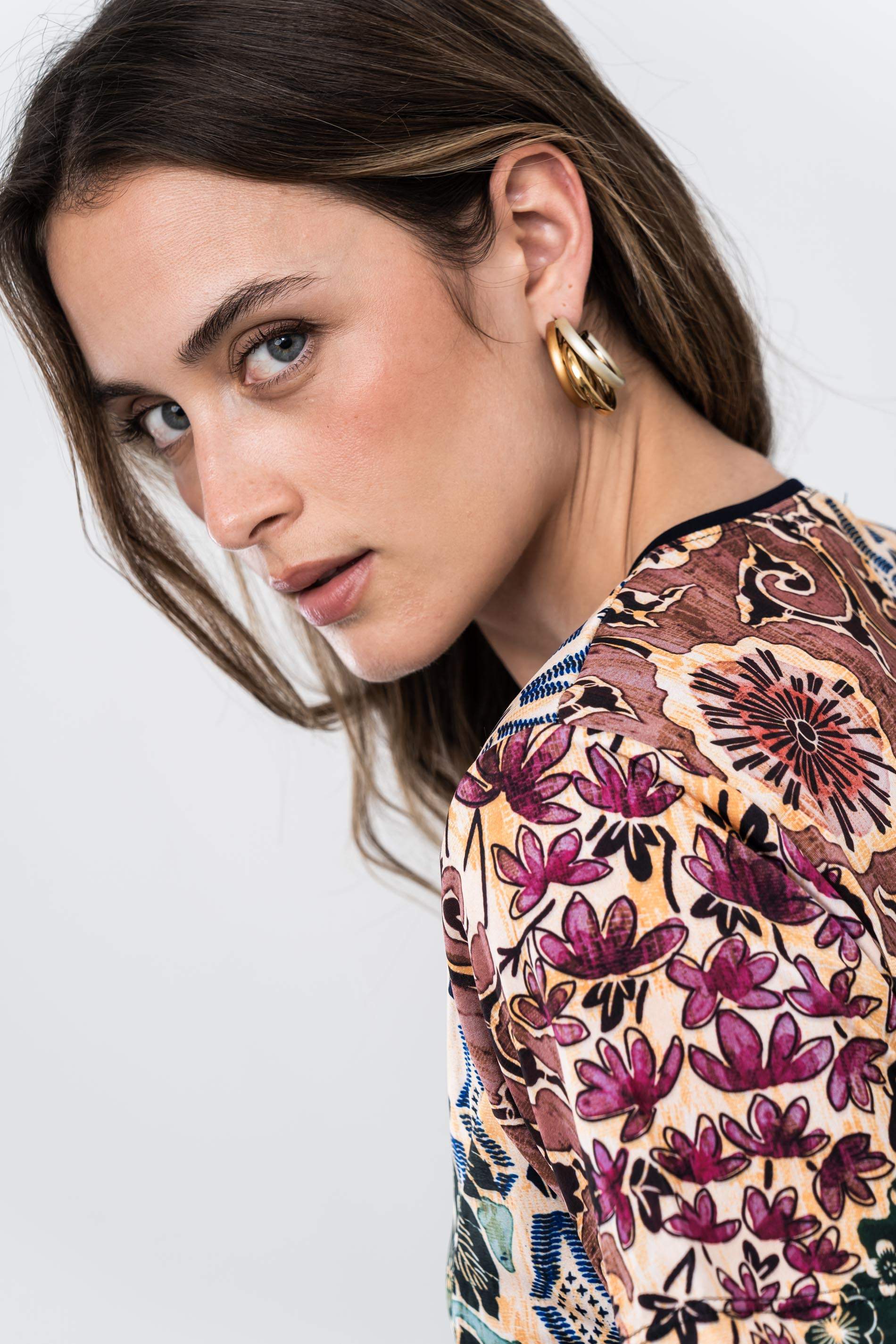 CAMISETA ABERTURAS FLORES 