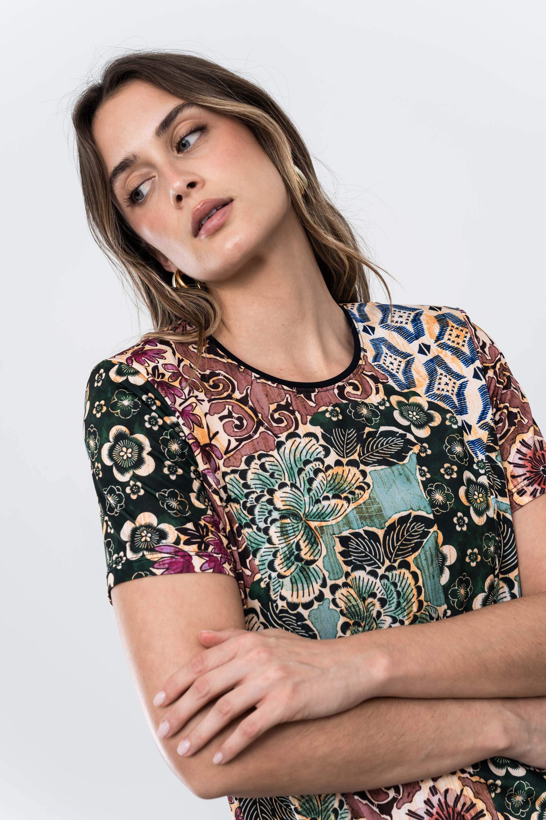 CAMISETA ABERTURAS FLORES 