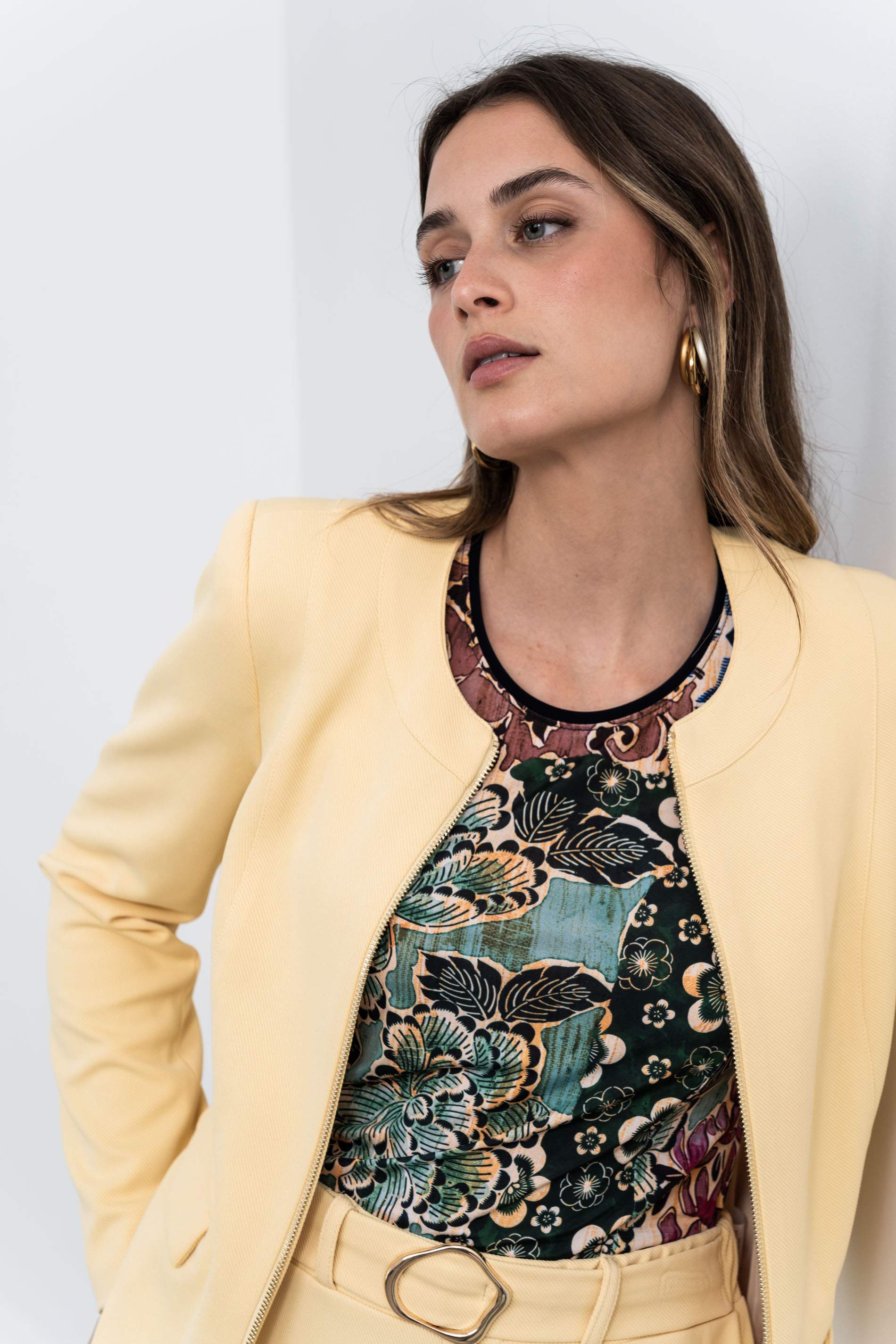 CAMISETA ABERTURAS FLORES 