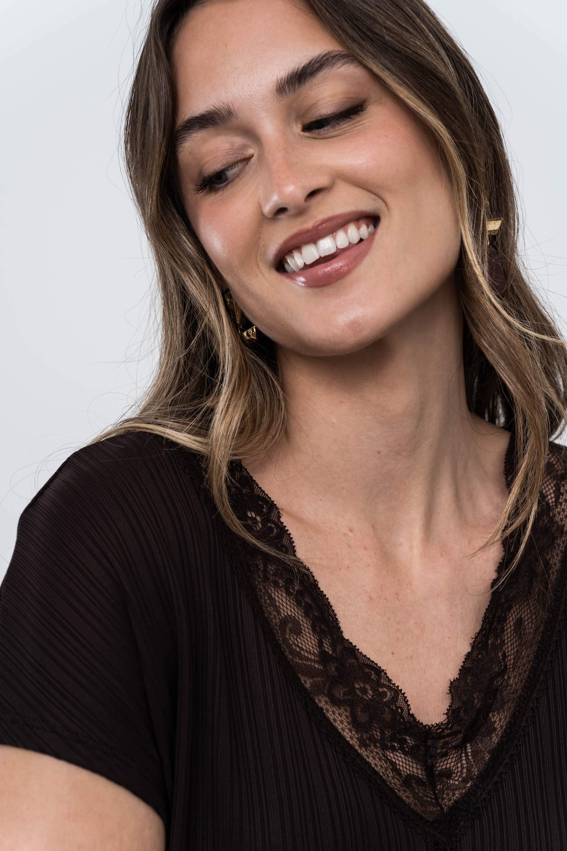 CAMISETA TEXTURA ENCAJE CHOCOLATE