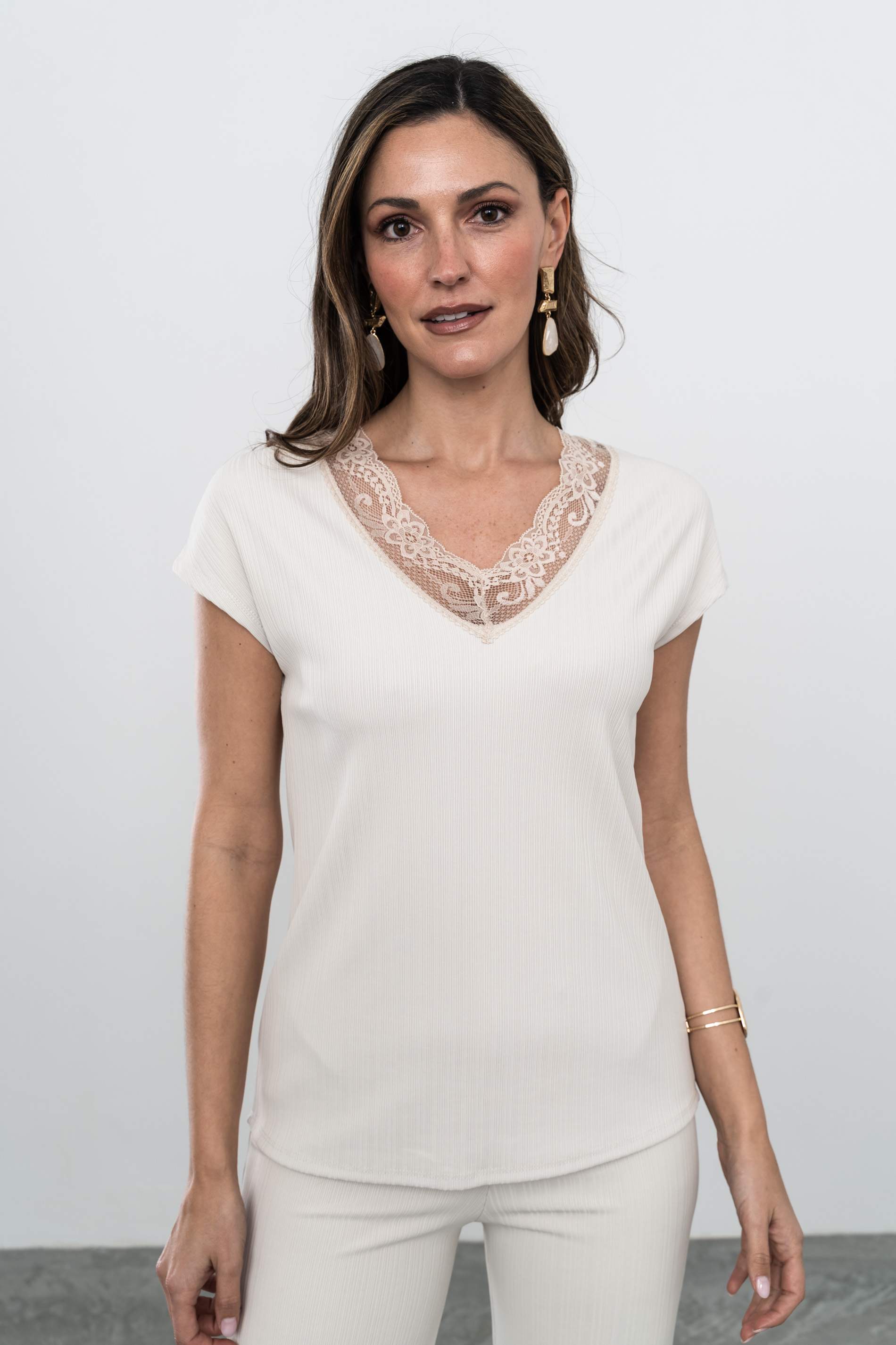 CAMISETA TEXTURA ENCAJE BEIGE