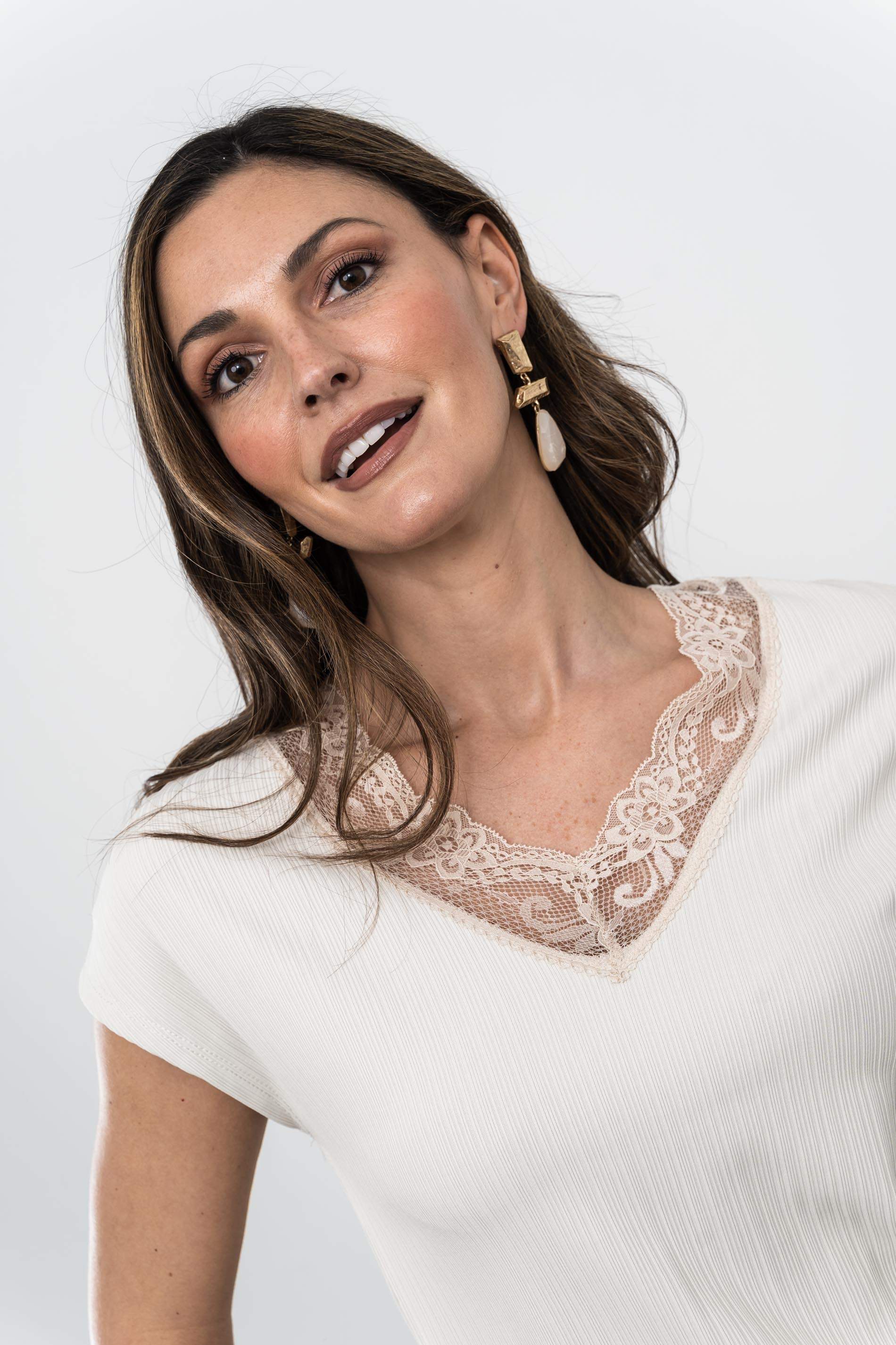 CAMISETA TEXTURA ENCAJE BEIGE