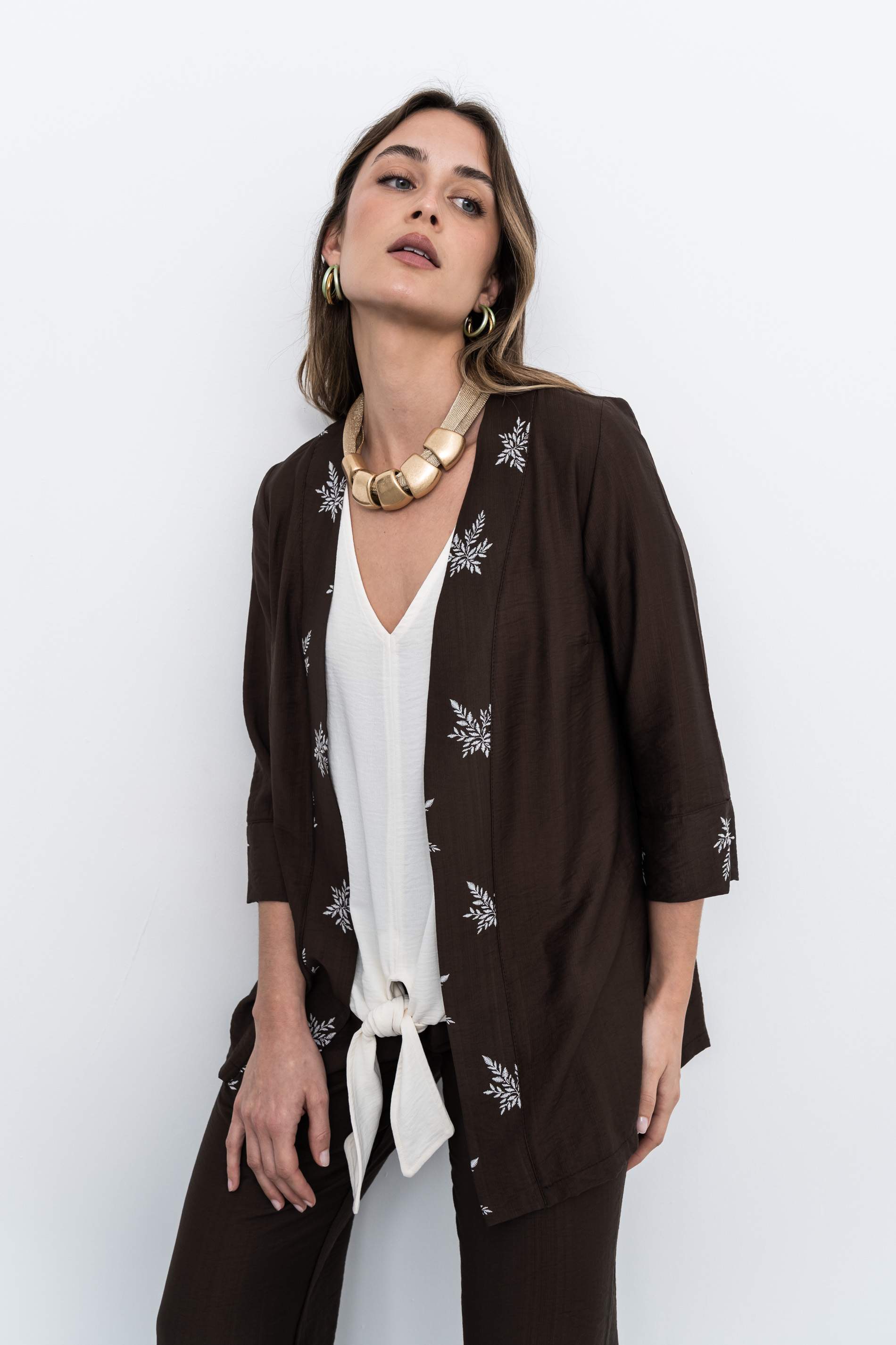 SOBRECAMISA DETALLE HOJAS CHOCOLATE