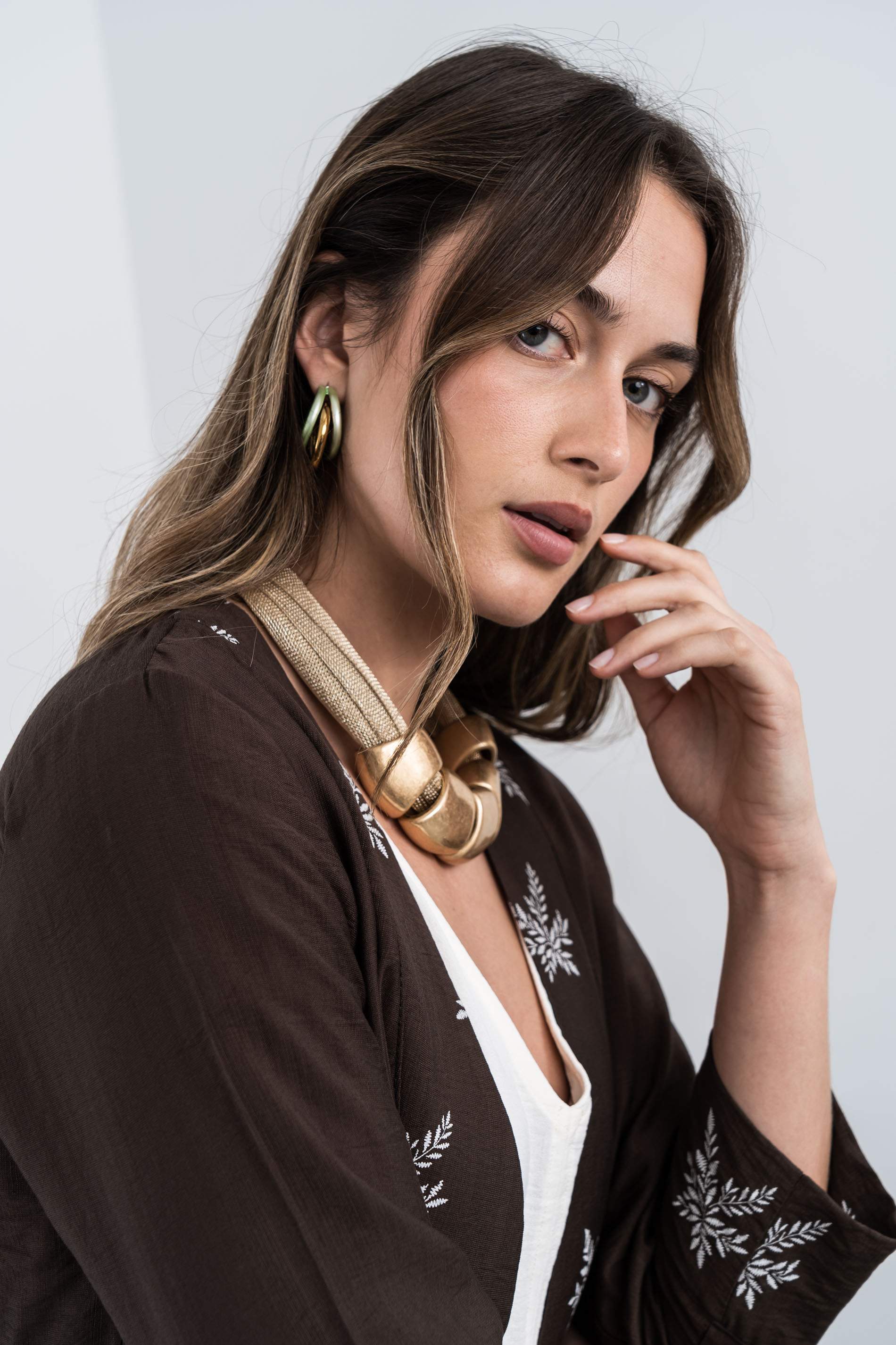 SOBRECAMISA DETALLE HOJAS CHOCOLATE