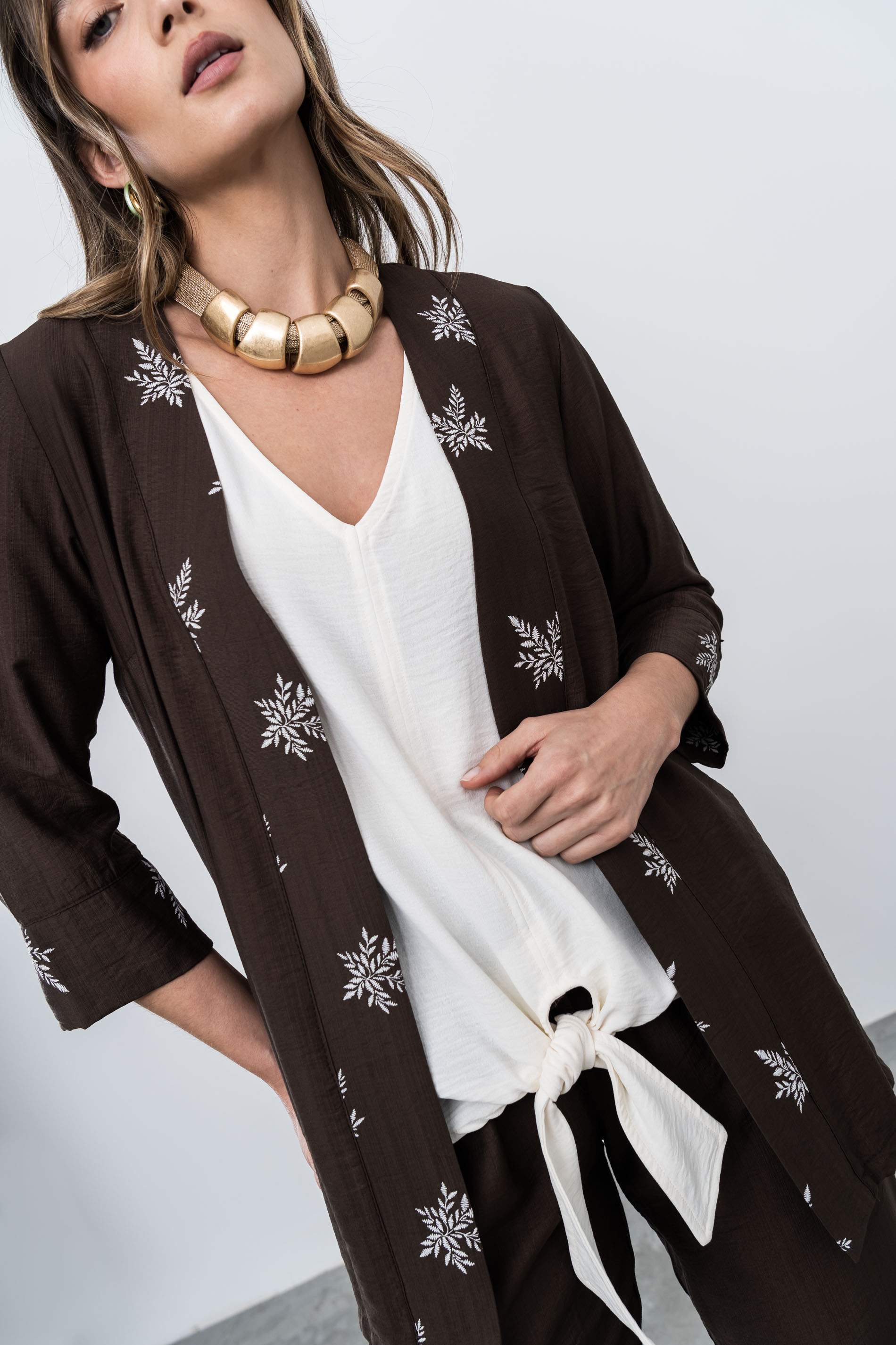 SOBRECAMISA DETALLE HOJAS CHOCOLATE