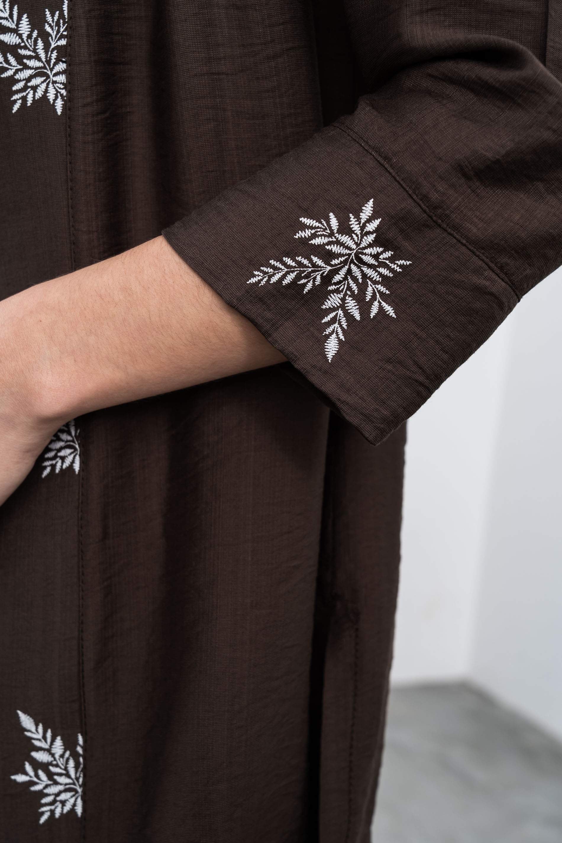 SOBRECAMISA DETALLE HOJAS CHOCOLATE