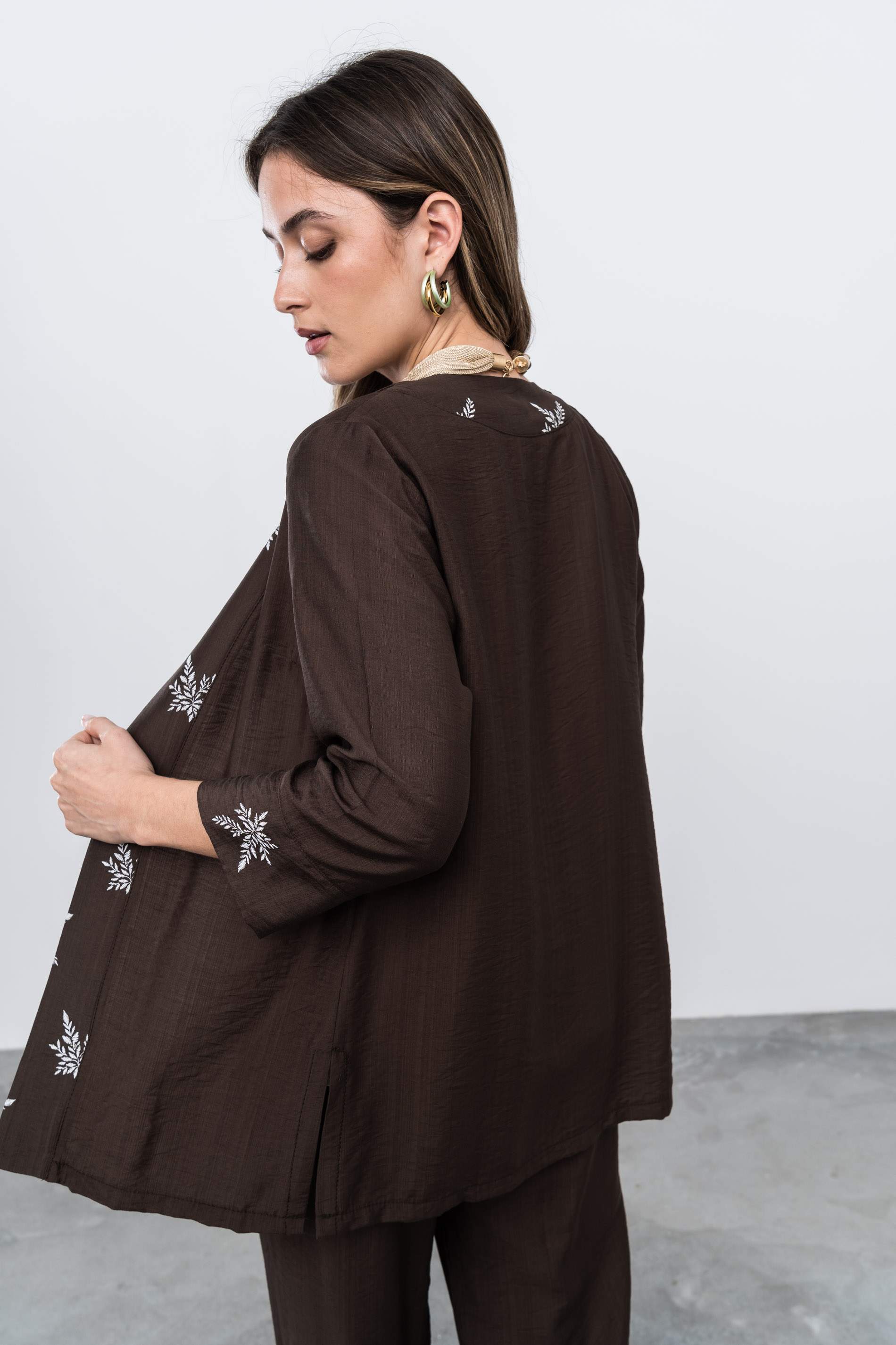 SOBRECAMISA DETALLE HOJAS CHOCOLATE