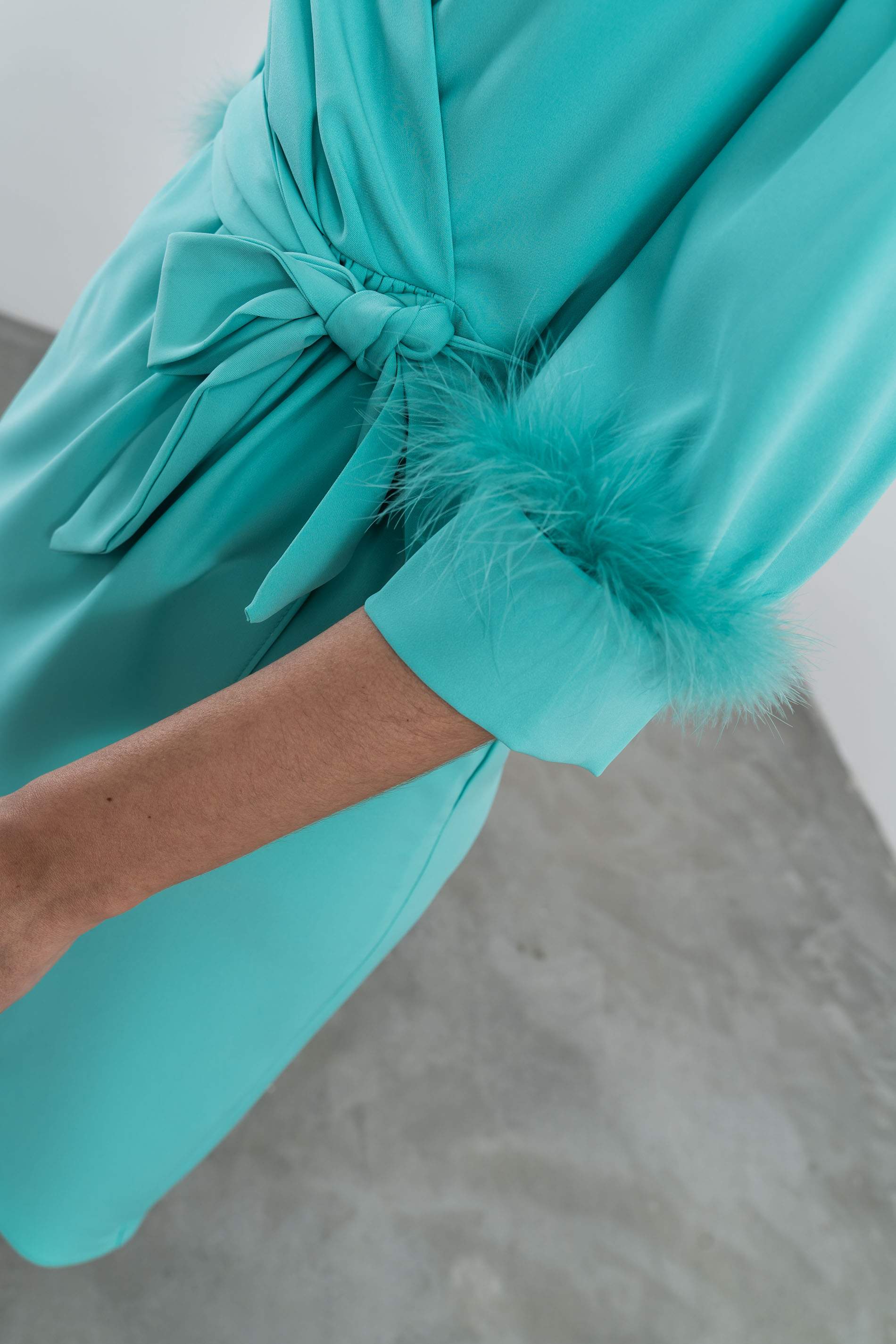 VESTIDO RECOGIDO PLUMAS TURQUESA