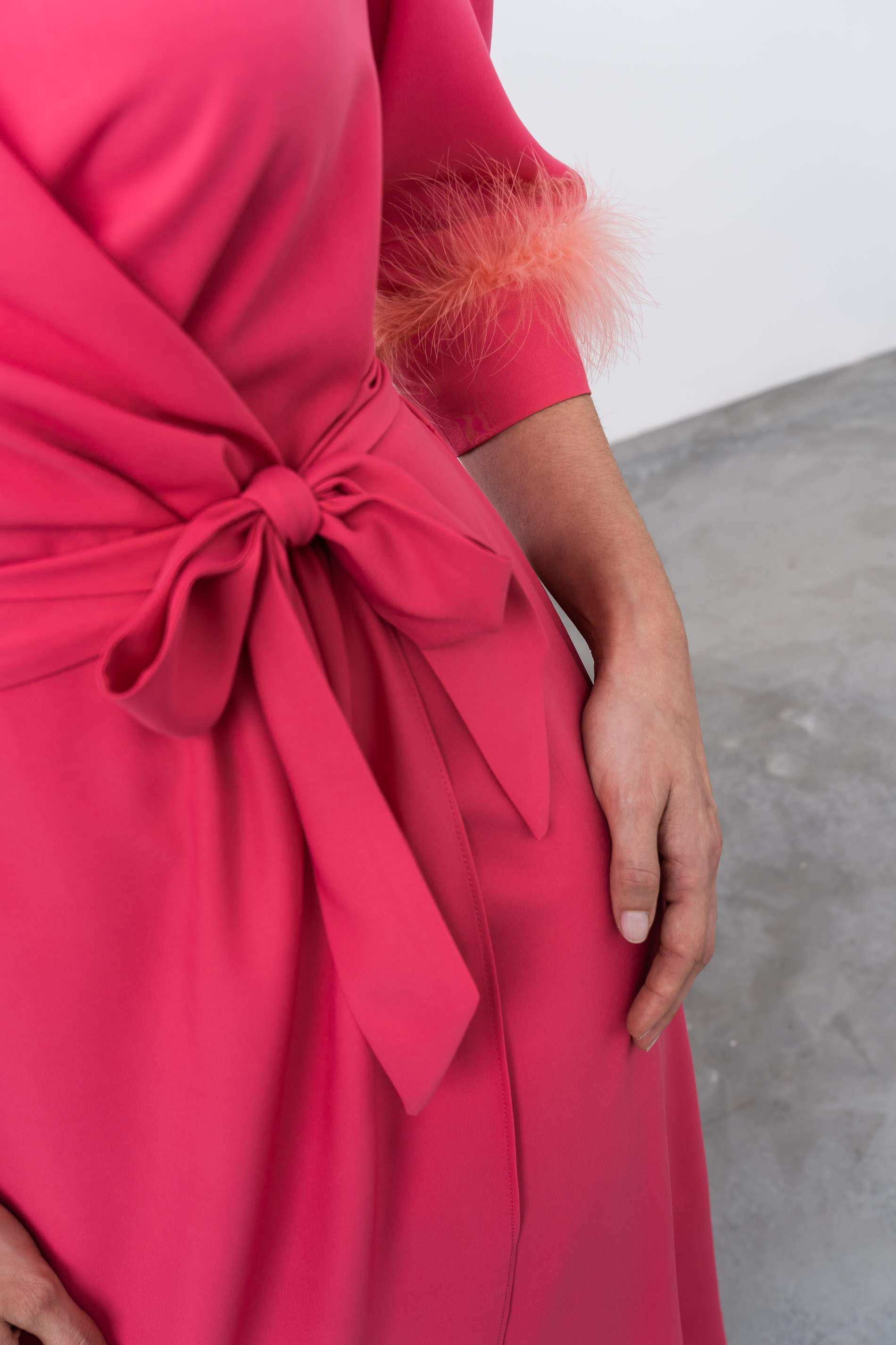 VESTIDO RECOGIDO PLUMAS CORAL