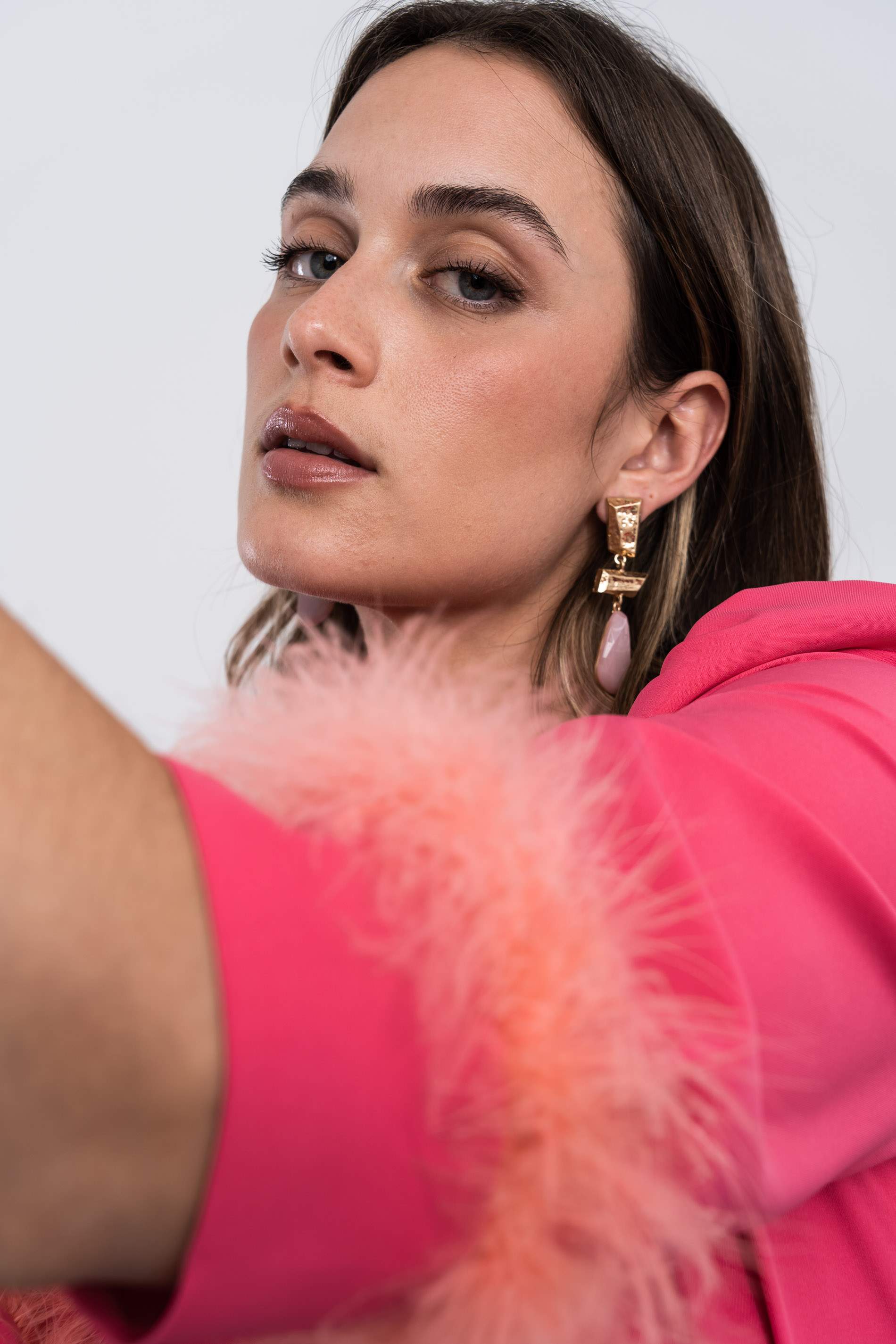 VESTIDO RECOGIDO PLUMAS CORAL