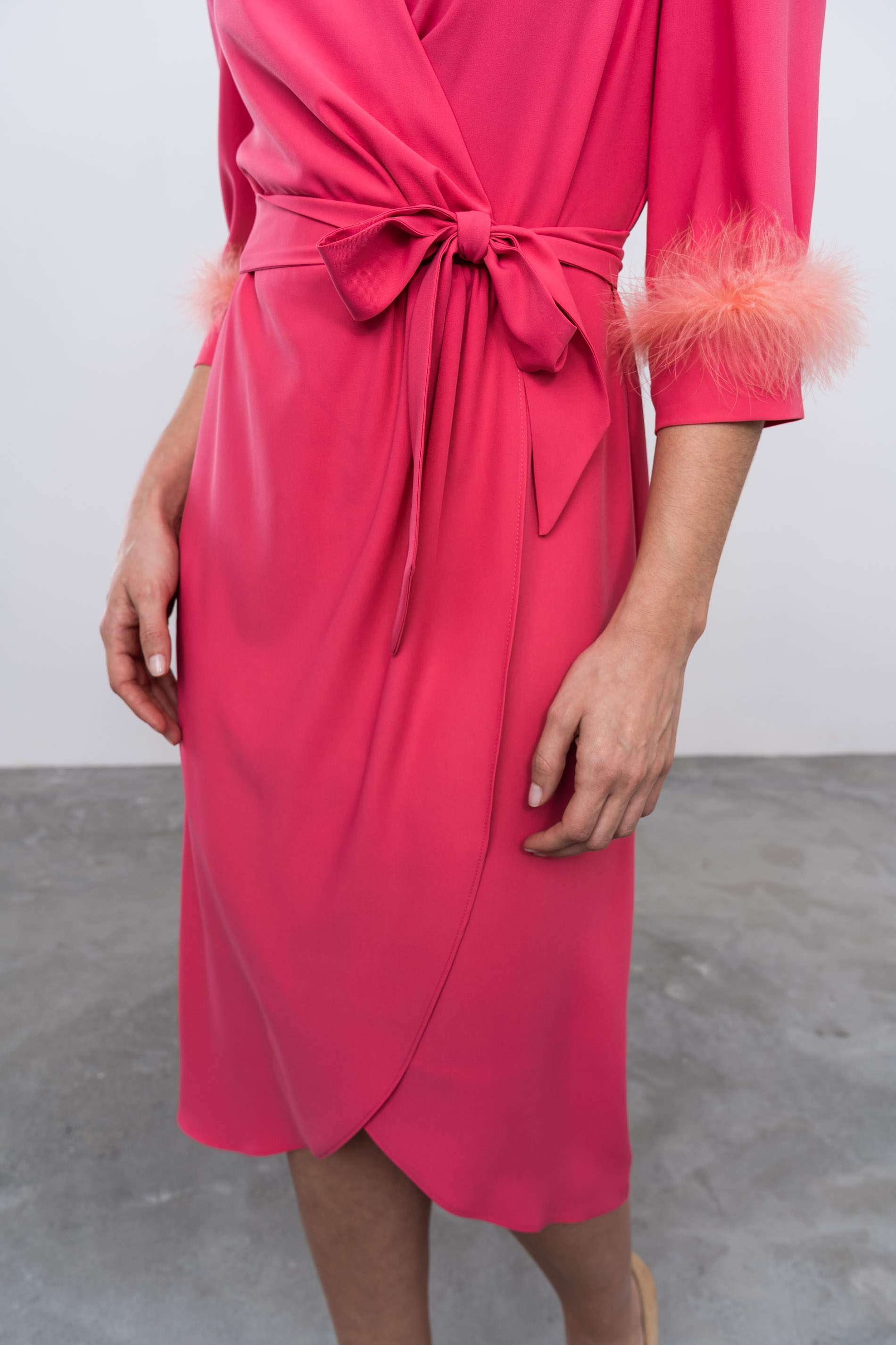 VESTIDO RECOGIDO PLUMAS CORAL