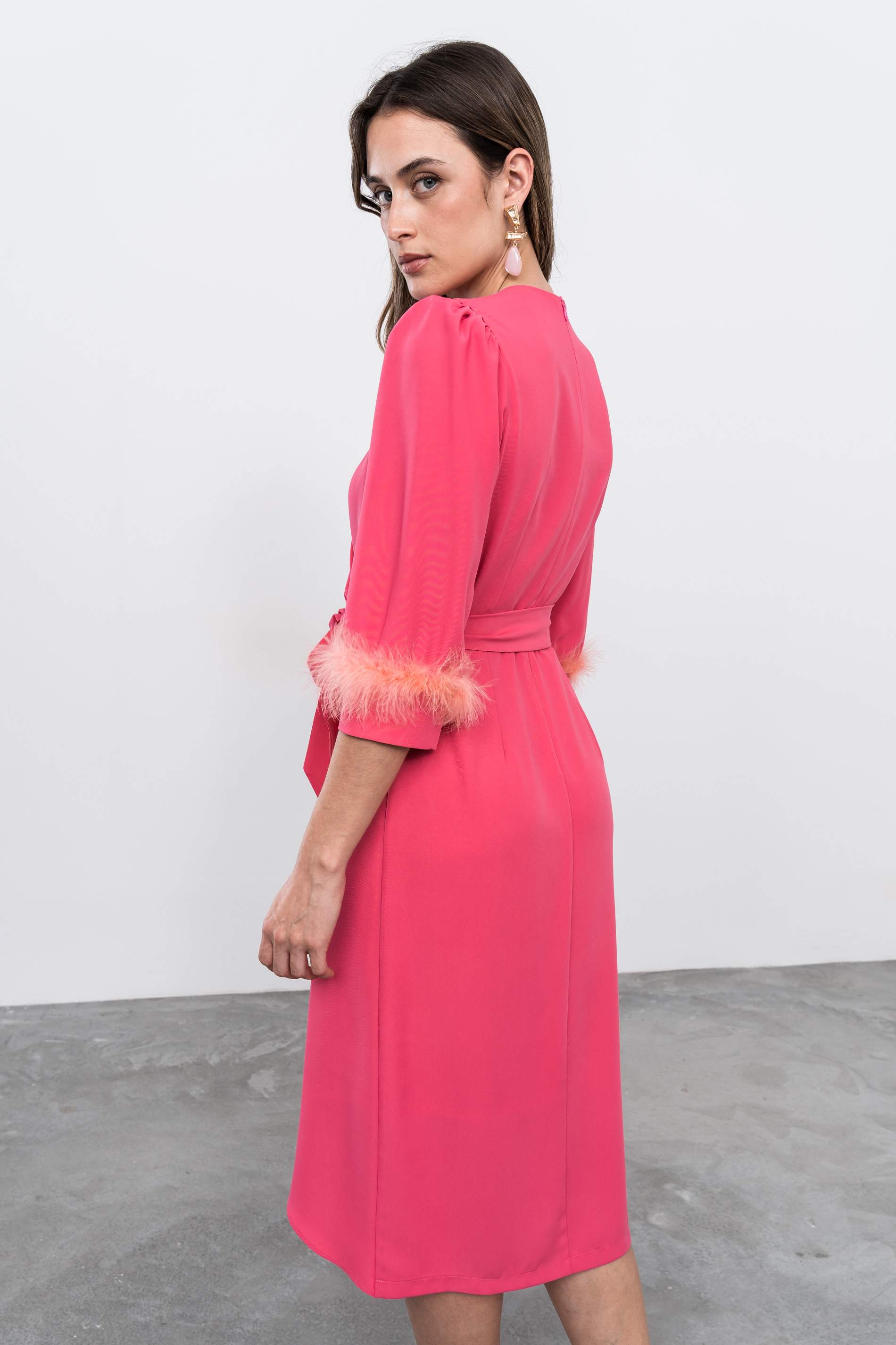 VESTIDO RECOGIDO PLUMAS CORAL