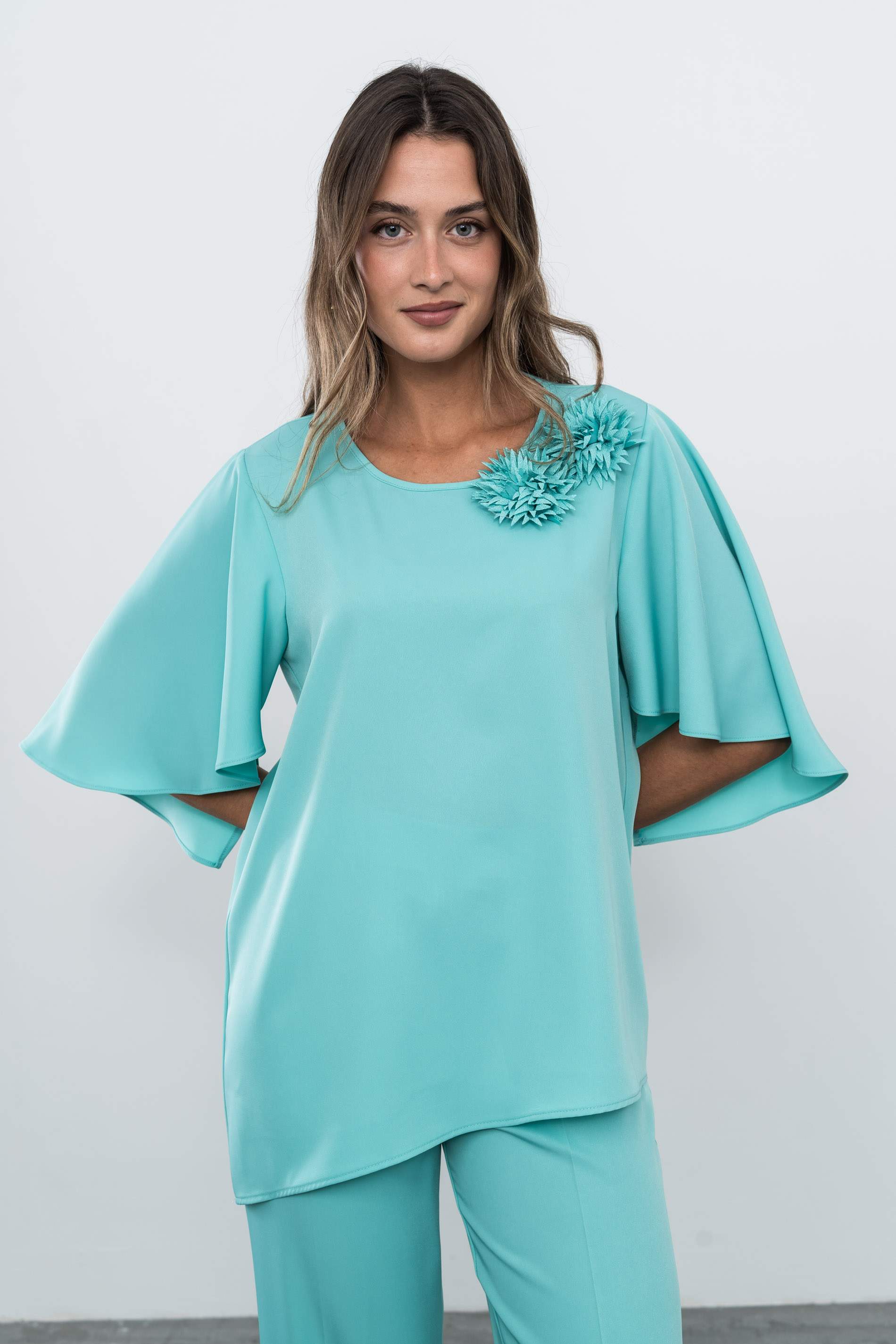 BLUSÓN ASIMÉTRICO FLOR TURQUESA