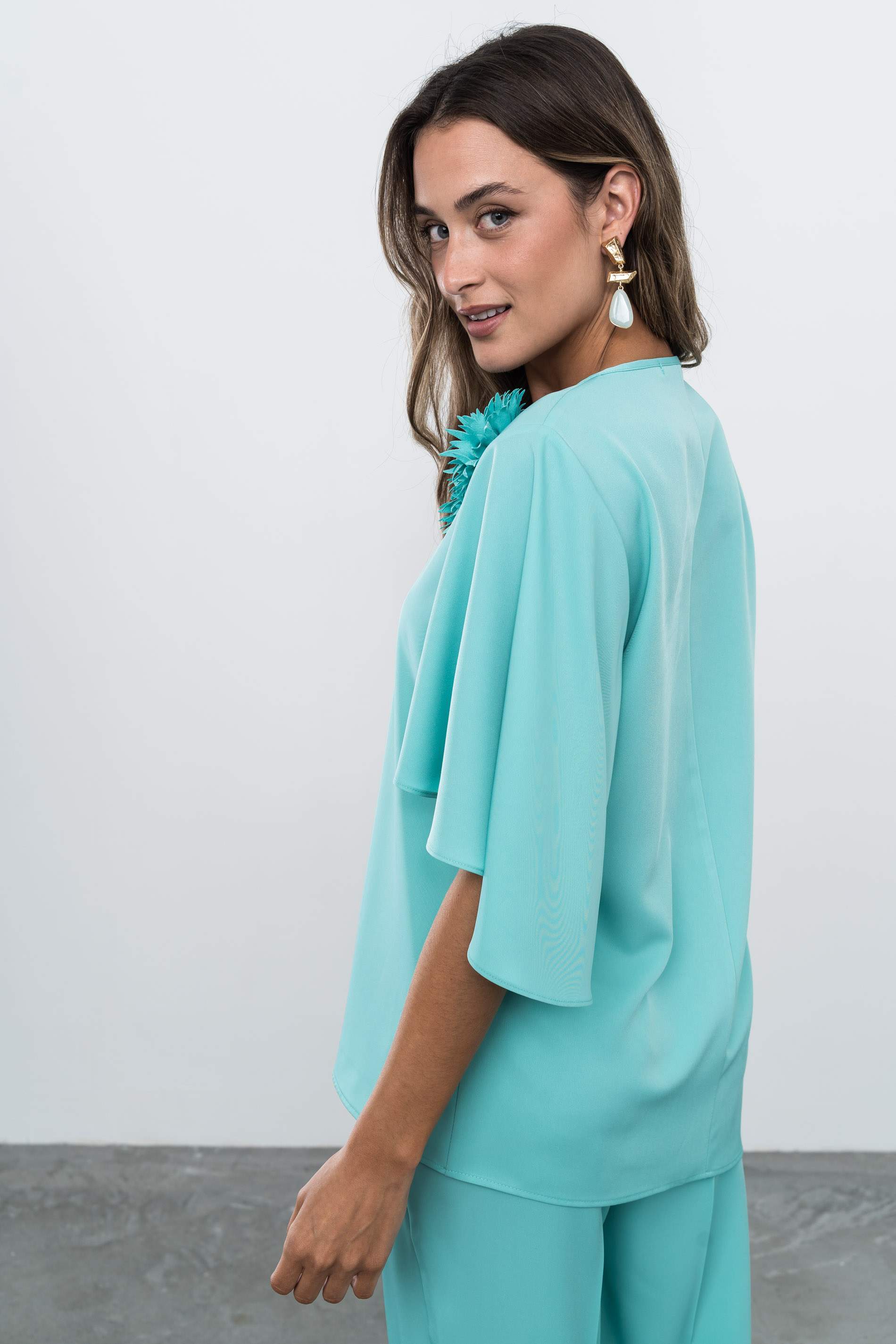 BLUSÓN ASIMÉTRICO FLOR TURQUESA