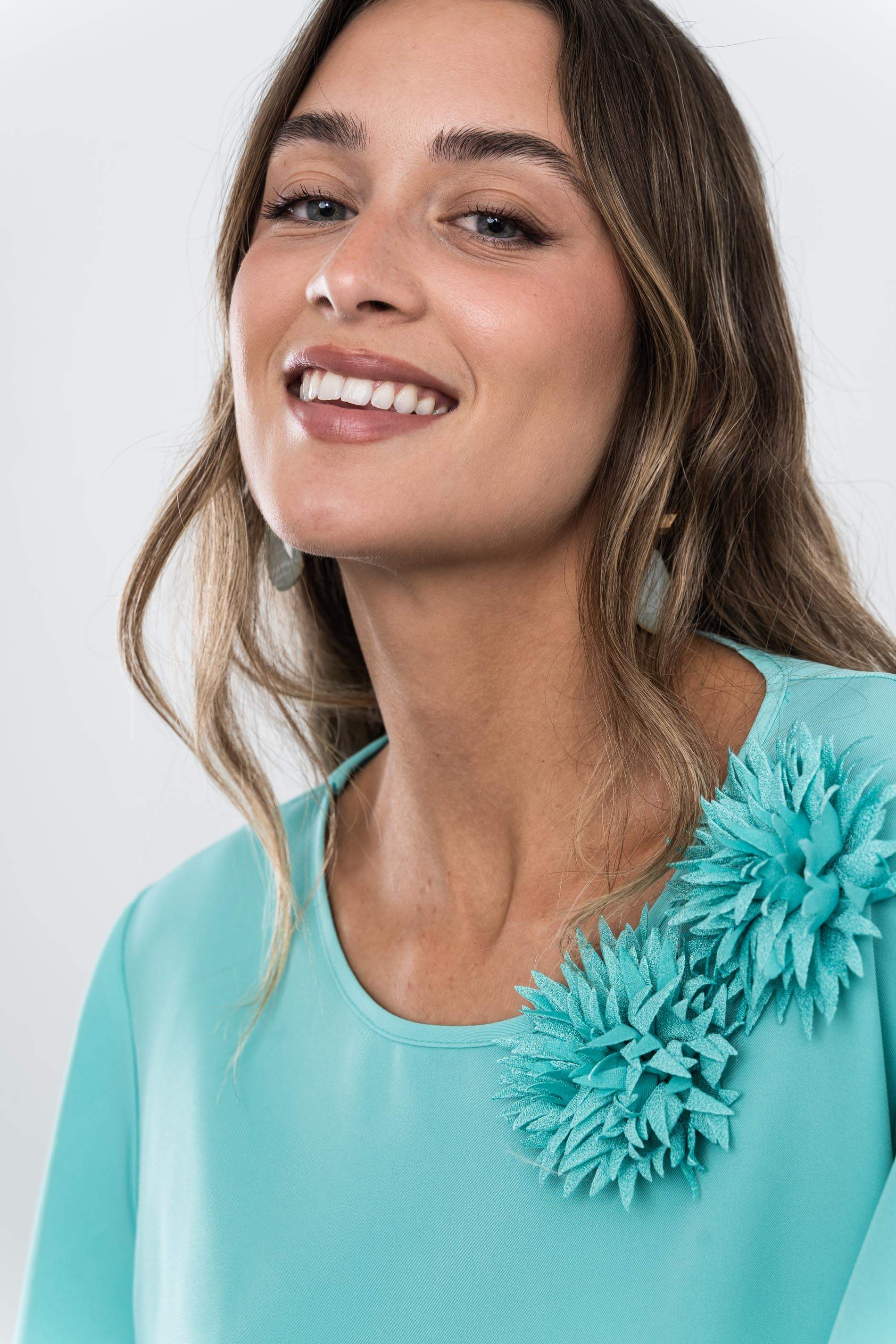 BLUSÓN ASIMÉTRICO FLOR TURQUESA