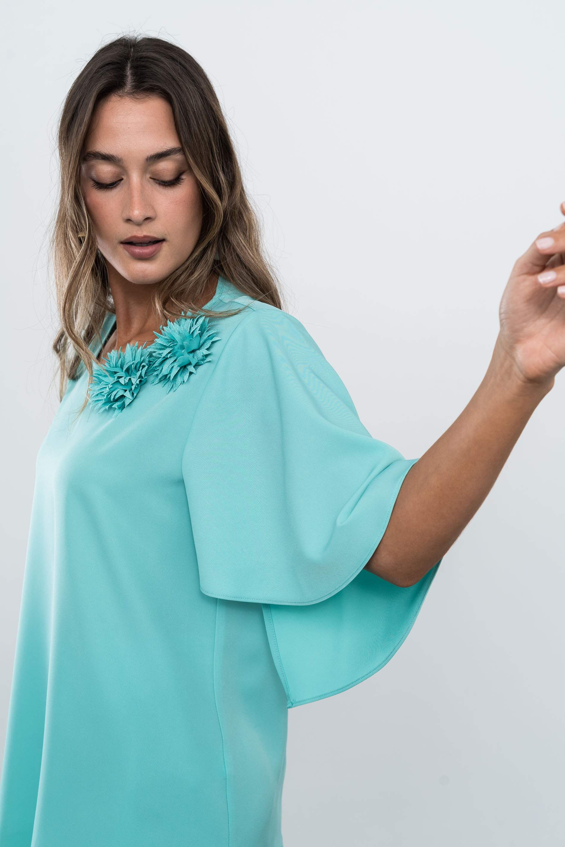 BLUSÓN ASIMÉTRICO FLOR TURQUESA