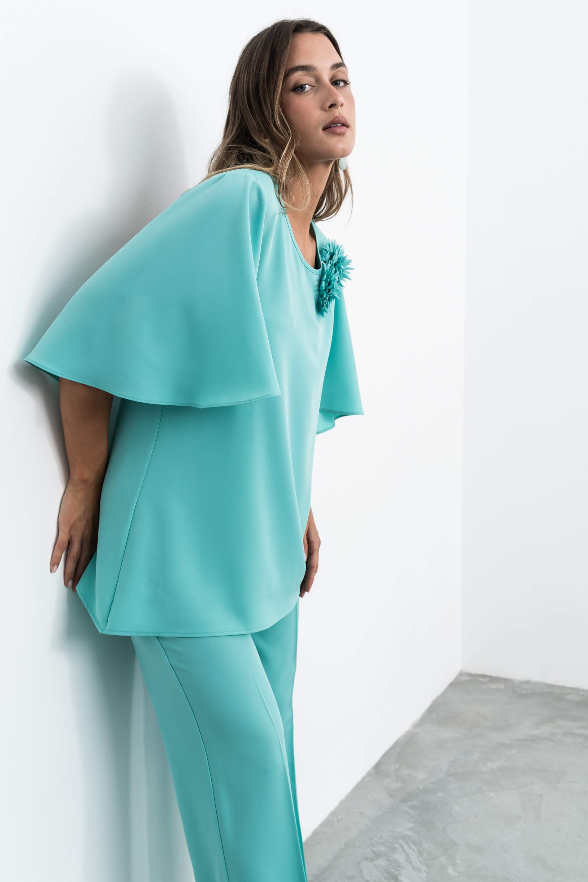 BLUSÓN ASIMÉTRICO FLOR TURQUESA