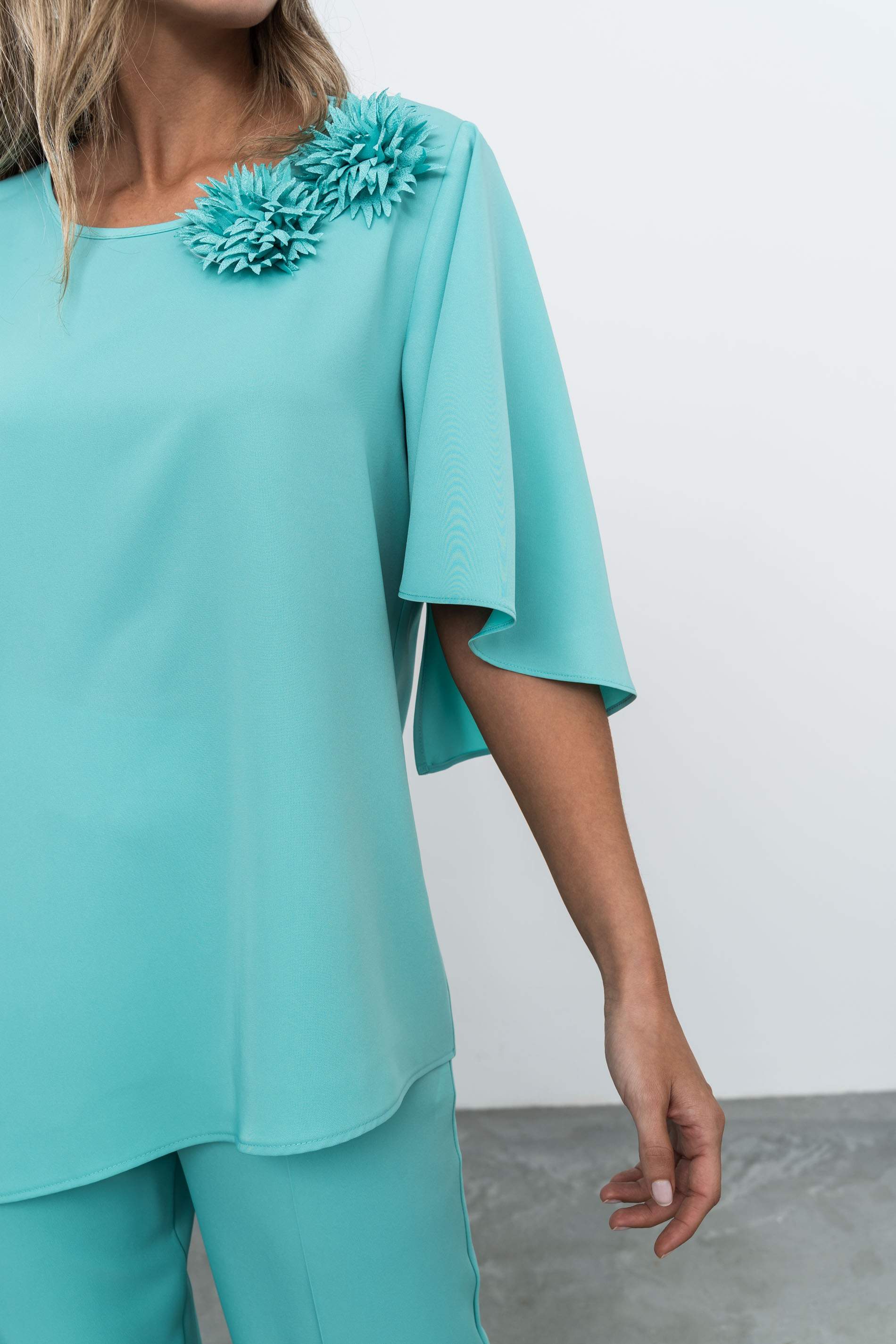 BLUSÓN ASIMÉTRICO FLOR TURQUESA