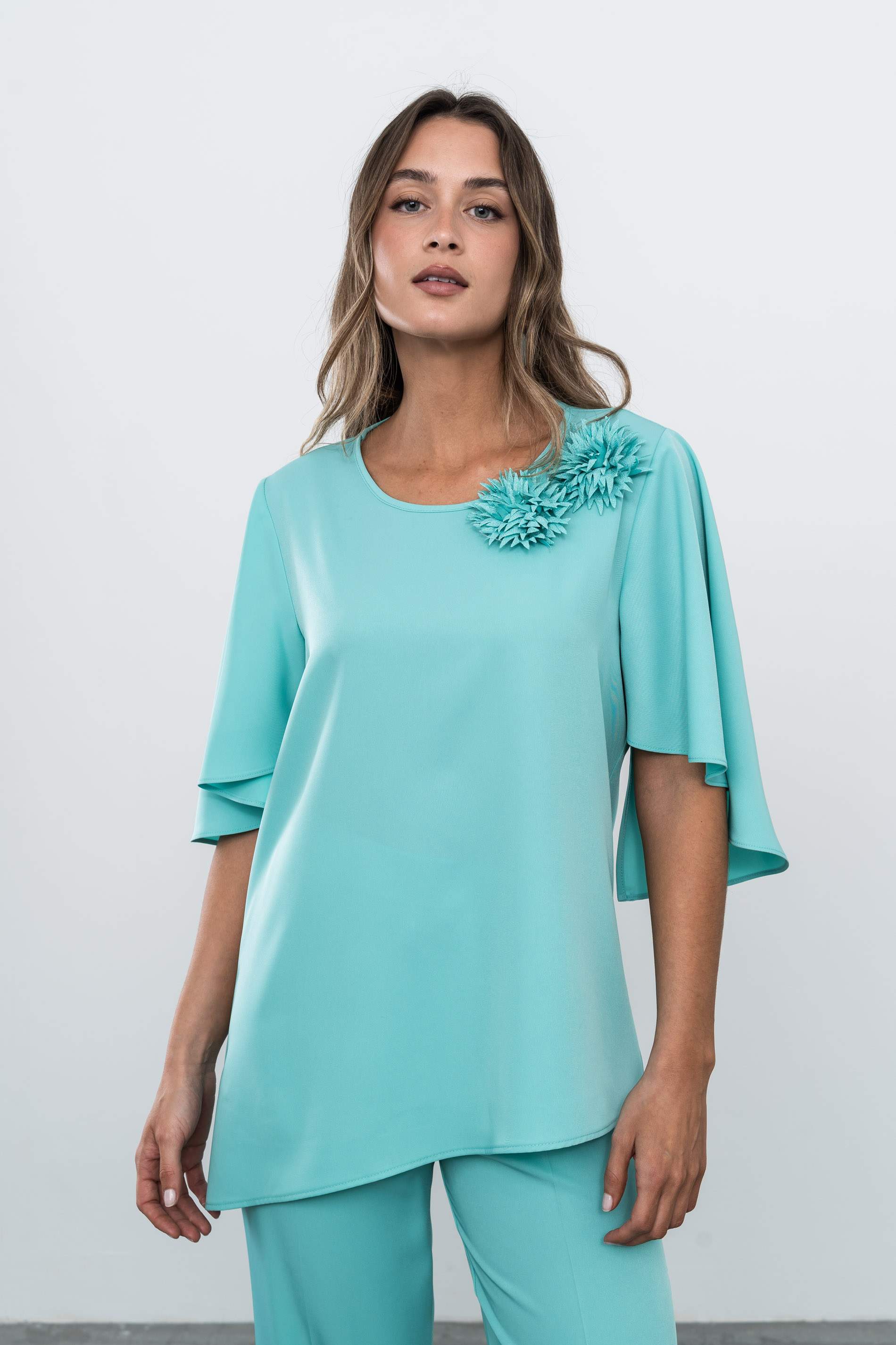 BLUSÓN ASIMÉTRICO FLOR TURQUESA