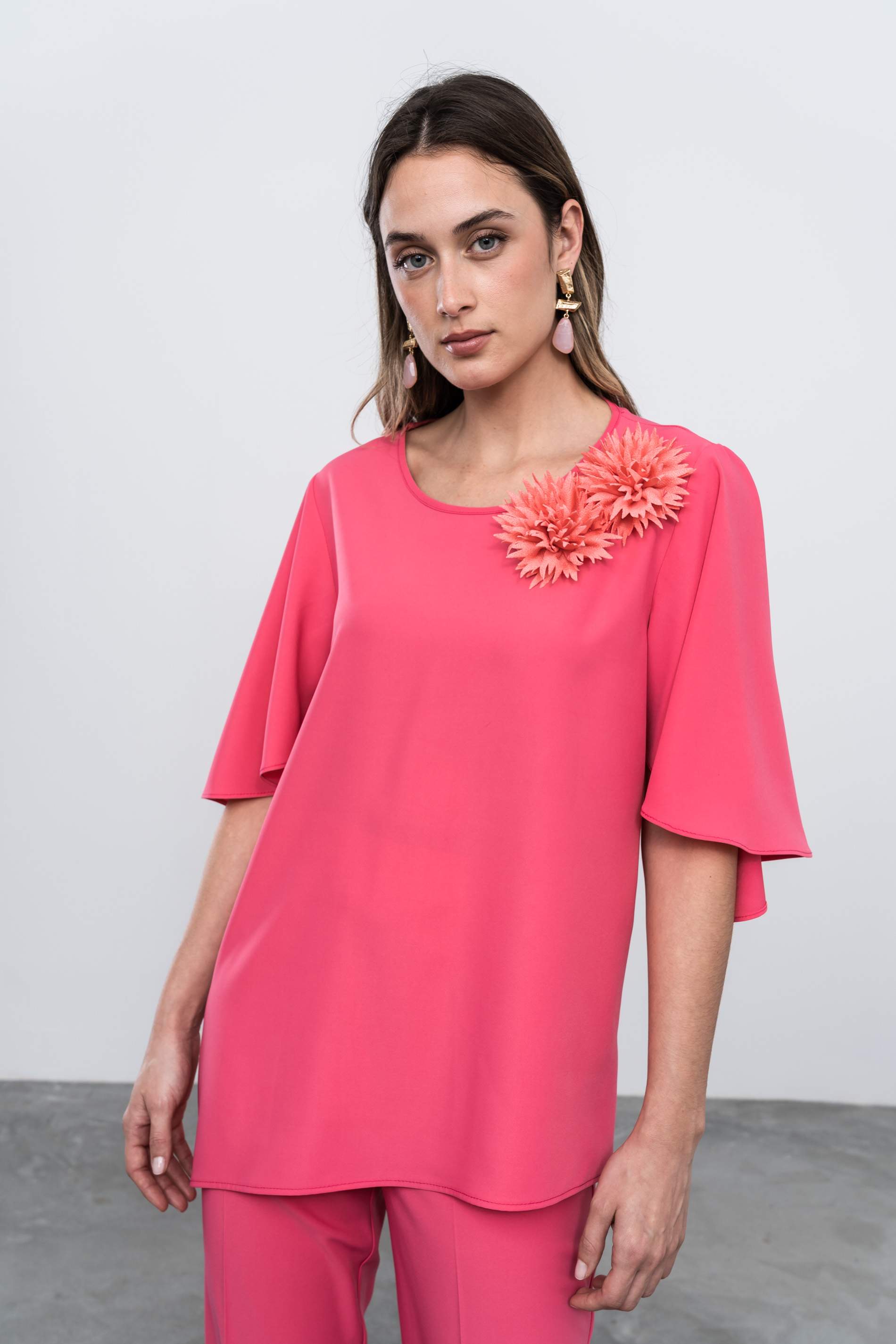 BLUSÓN ASIMÉTRICO FLOR CORAL