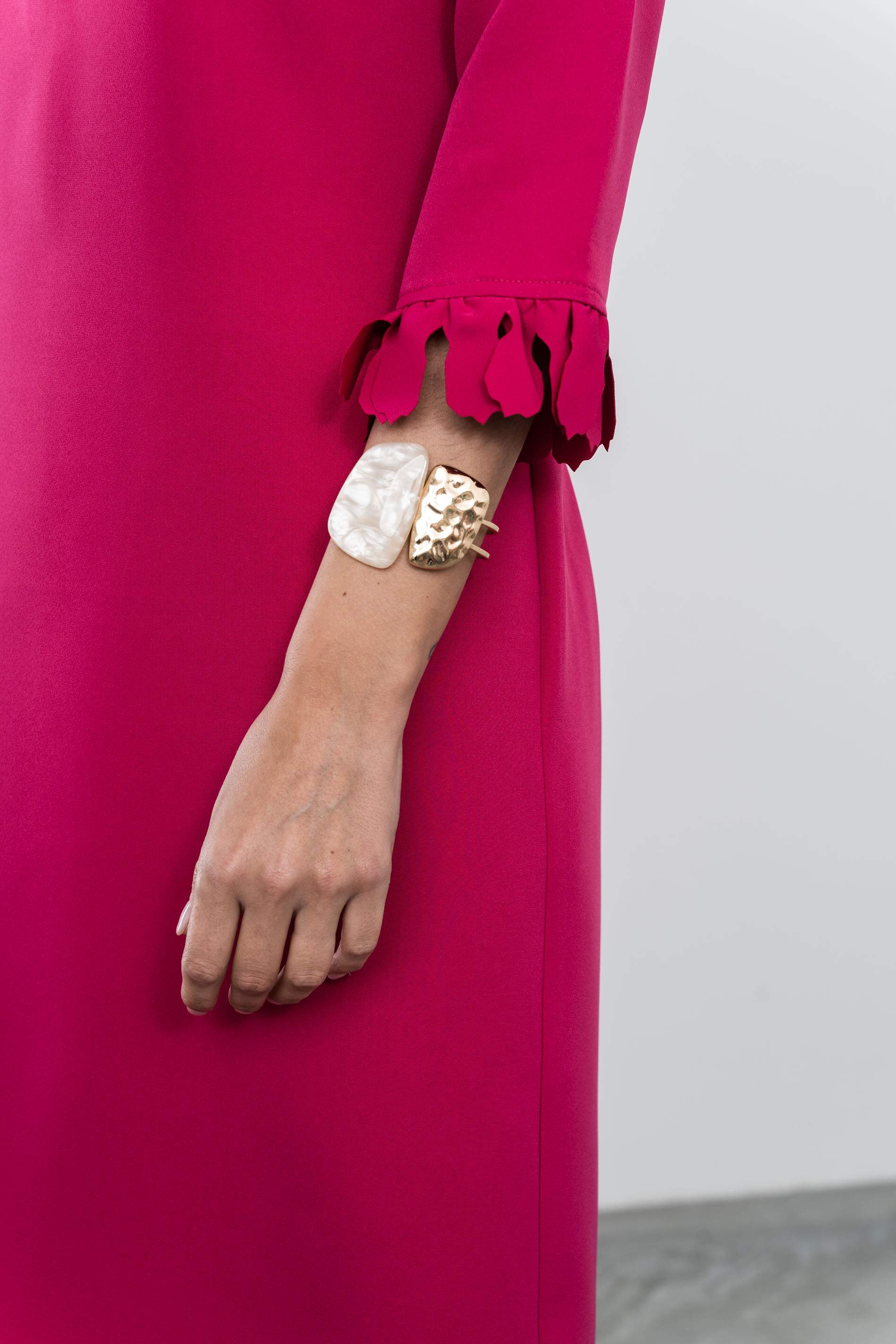 VESTIDO RECTO DETALLE MANGAS