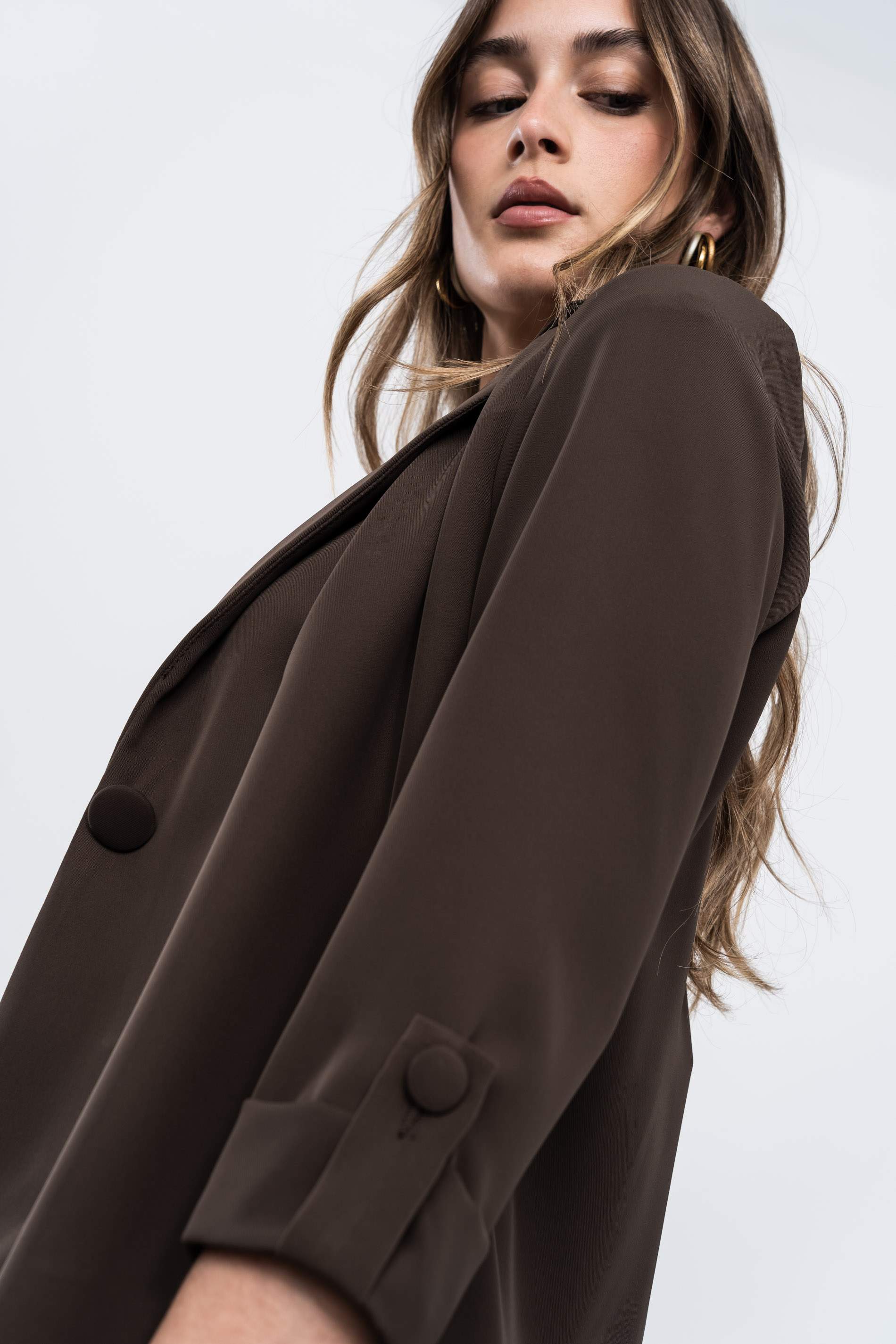 CHAQUETA FLUIDA BOTÓN CHOCOLATE