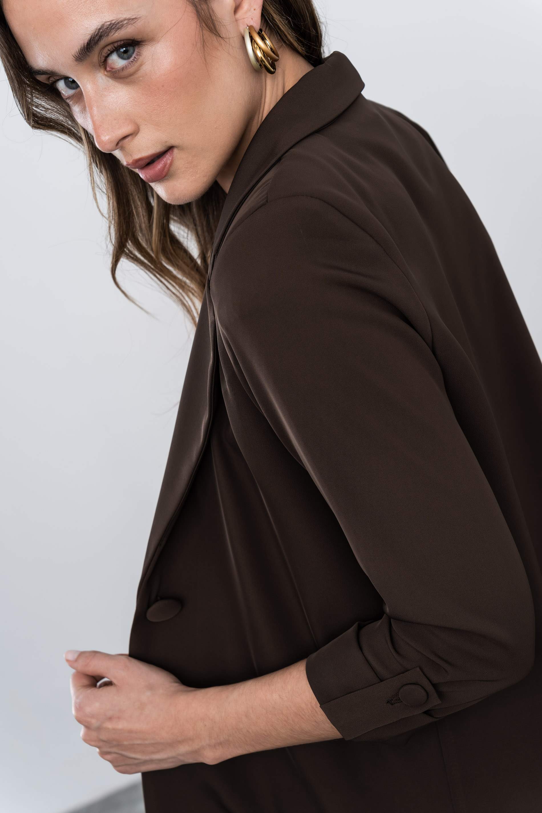 CHAQUETA FLUIDA BOTÓN CHOCOLATE