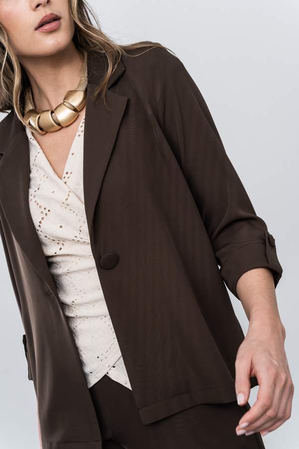 CHAQUETA FLUIDA BOTÓN CHOCOLATE