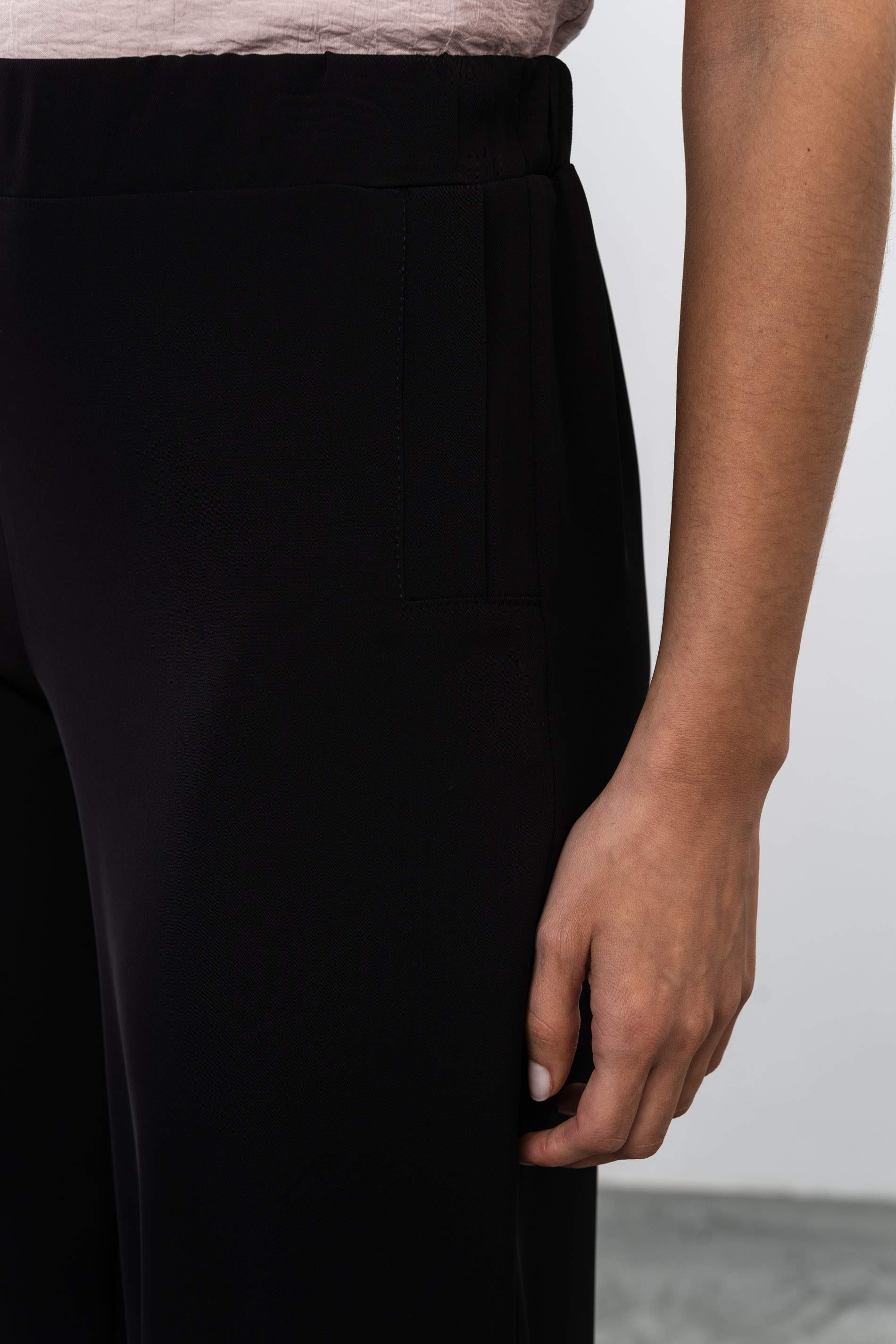 PANTALÓN ANCHO FLUIDO NEGRO