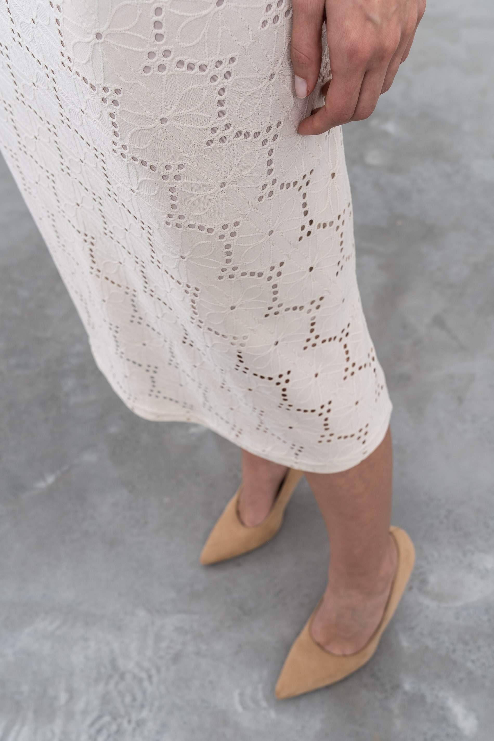 VESTIDO TEJIDO PERFORADO HEBILLA BEIGE