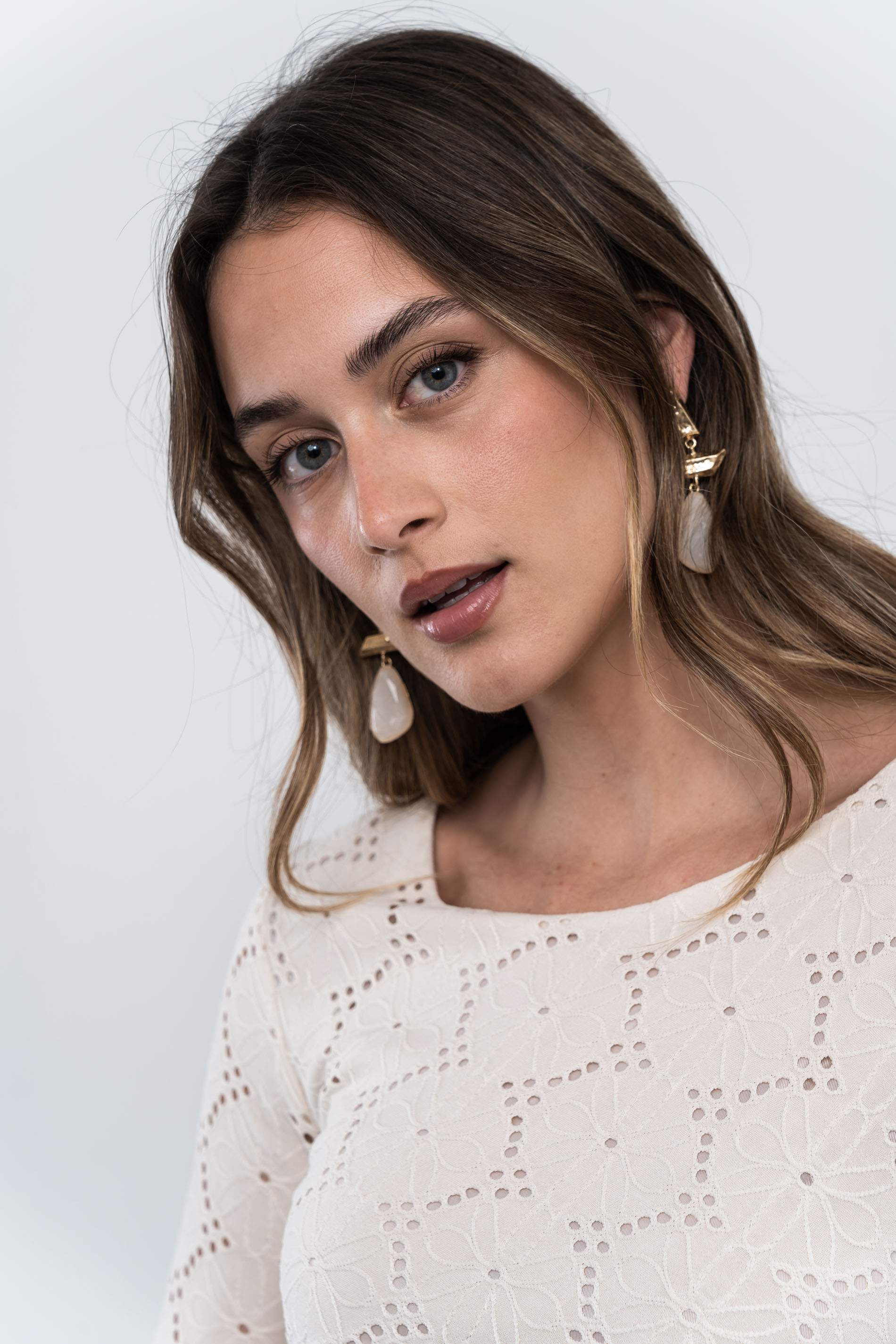 VESTIDO TEJIDO PERFORADO HEBILLA BEIGE