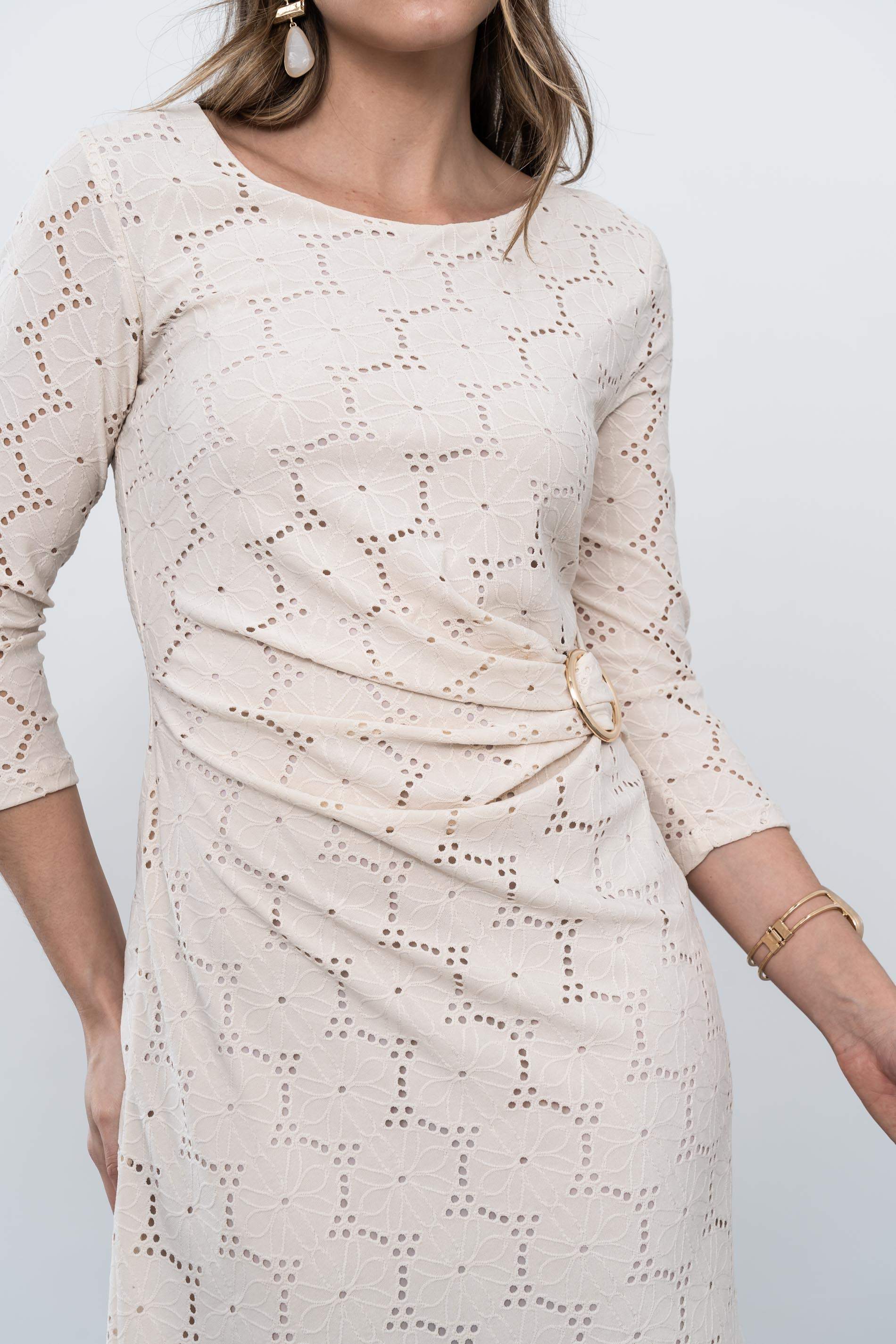 VESTIDO TEJIDO PERFORADO HEBILLA BEIGE