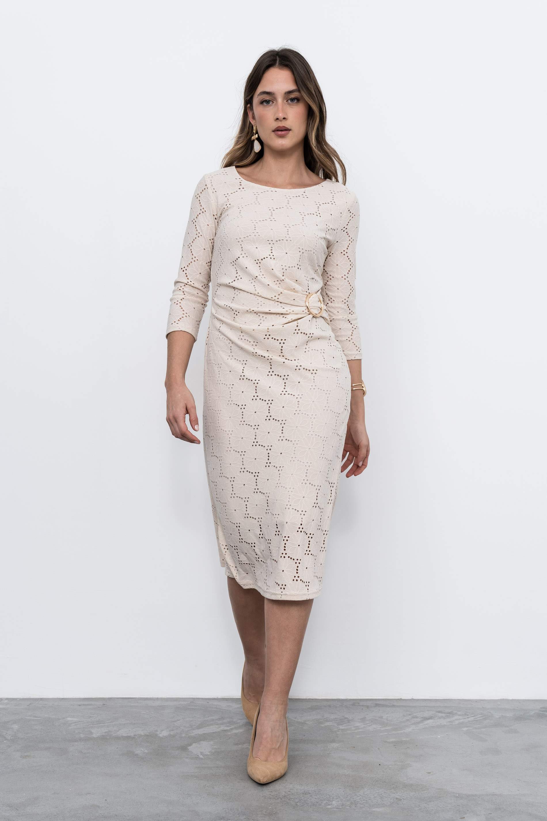 VESTIDO TEJIDO PERFORADO HEBILLA BEIGE