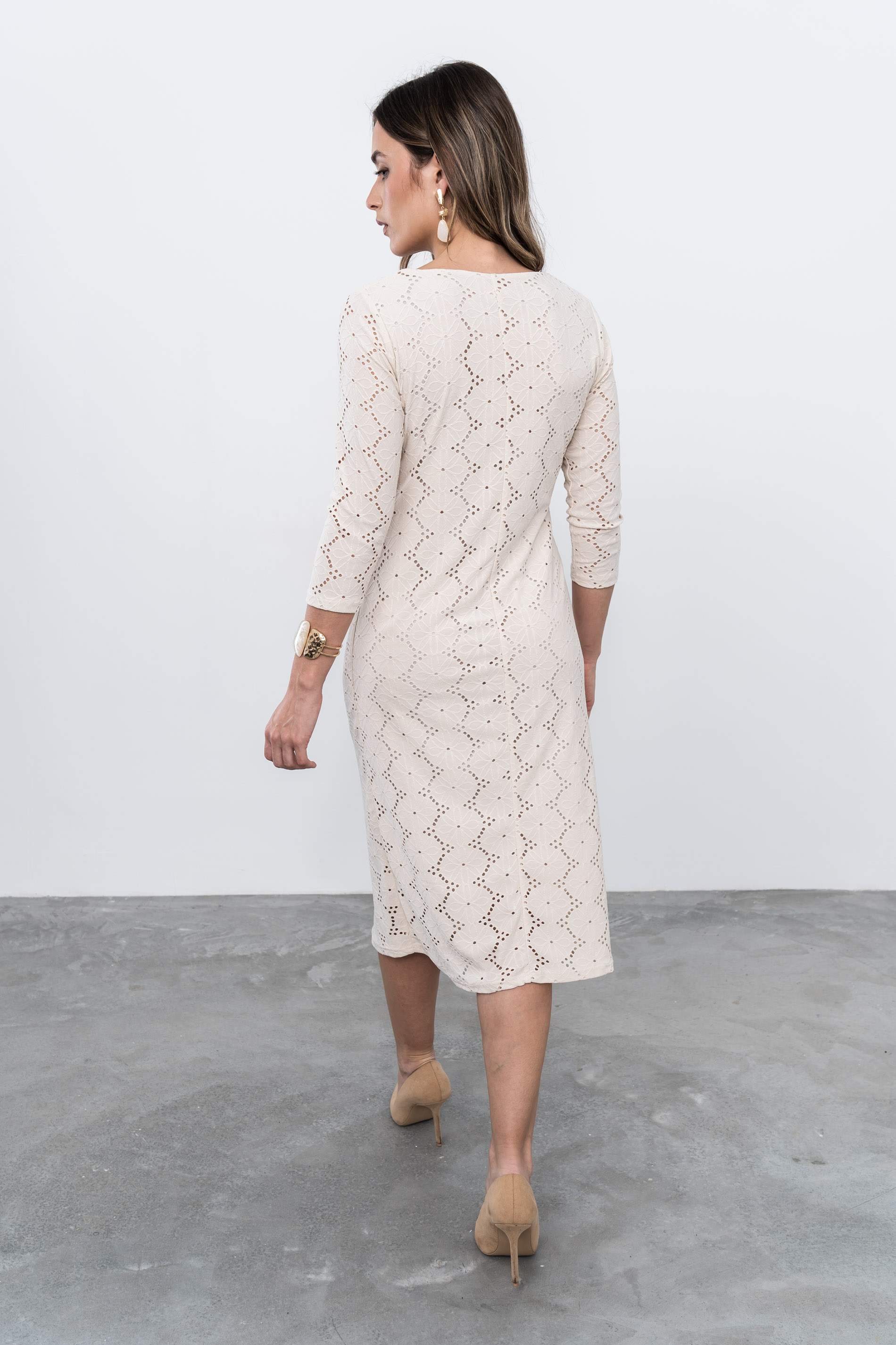 VESTIDO TEJIDO PERFORADO HEBILLA BEIGE