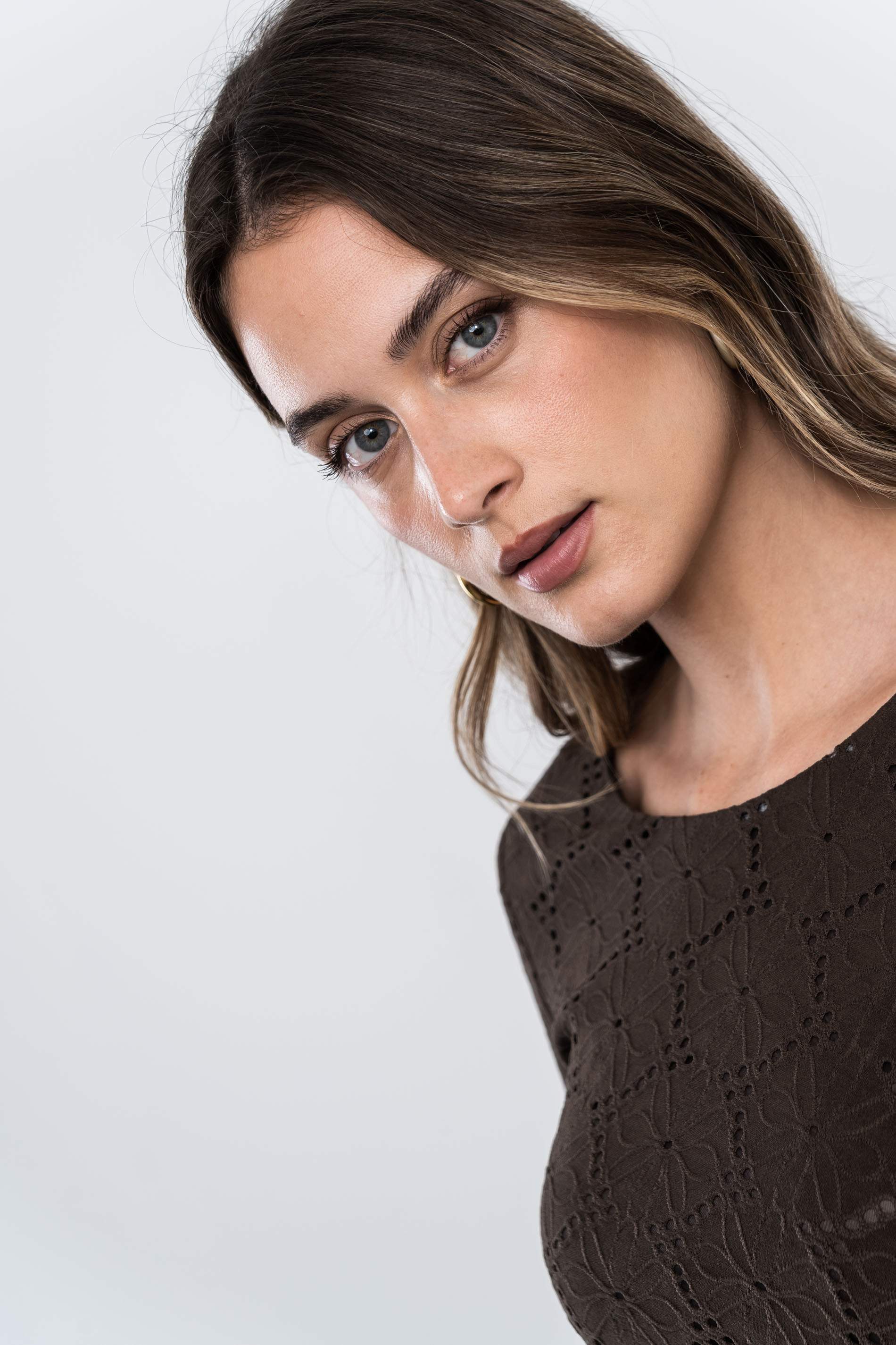 VESTIDO TEJIDO PERFORADO HEBILLA CHOCOLATE