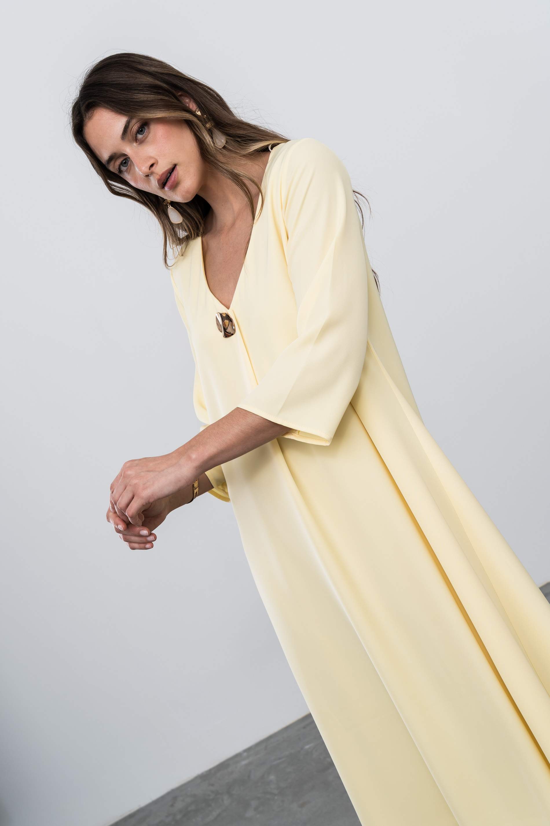 VESTIDO FUELLE BOTÓN ORO VAINILLA